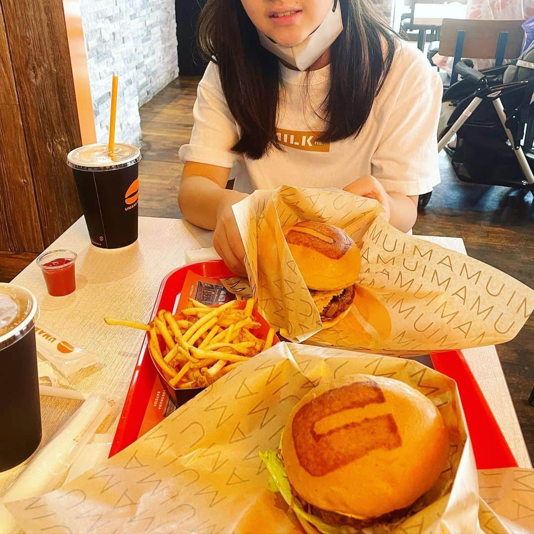 結城さなえさんのインスタグラム写真 - (結城さなえInstagram)「🍔 @umamiburgerjpn   姪っ子と夏休みの思い出バーガー✨ ウマミバーガーさんでグランドメニューにない限定メニューを頼んでしまい、、何バーガーだったかすっかり忘れました😂が、とっても美味しかったです。 肉肉しいパティが最高！ 姪っ子ちゃんも、ハムハムもぐもぐ美味しそうに頬張ってました。  ごちそうさまでした♡  #ウマミバーガー #ハンバーガー #高級バーガー  #ビーフパティ　#最高 #夏休み　#グルメ #ほんとは　#ビール　飲みたかった ✨ #gourmet #burger #beef #hamburger  #umamiburger  #machida #japan」8月23日 17時26分 - yuukisanae