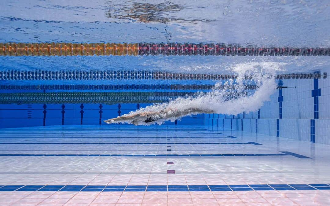 ケイト・キャンベルさんのインスタグラム写真 - (ケイト・キャンベルInstagram)「Bliss. There is something about this moment which keeps me coming back to the pool, day after day, year after year. It's the first dive into the water. A moment where you hang, almost suspended in time. As the water evelops me, I allow myself to shed whatever lingering stress I've been holding onto. As I glide forward, I simply enjoy the feeling of the water moving over my skin, reveling in maximum movement with minimum effort. I know that once I break the surface and start stroking, my aches will return, and before the end of the session, my lungs will be burning and my legs shaking. But in this moment, the past and the future do not exist. For a few, brief, magical seconds, there is only the joy of 'now'.  📸 @wadesphotos   #littlemoments #bliss #swimming #glide #dive」8月23日 17時29分 - cate_campbell