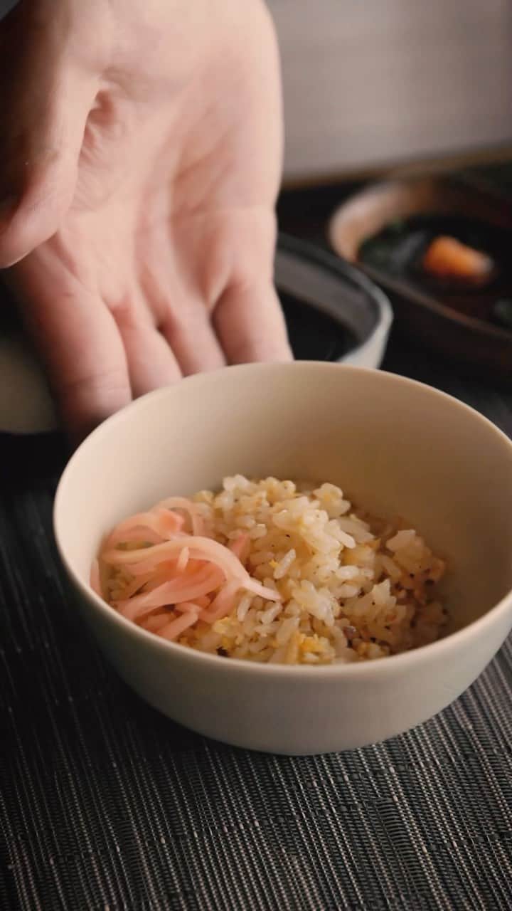 ホテルオークラ東京 Hotel Okura Tokyoのインスタグラム：「Garlic rice is cannot-be-missed menu at Teppanyaki Sazanka🍚 鉄板焼で外せない締めといえば…😋  "Garlic Rice" Teppanyaki Sazanka Location: 41th Floor, The Okura Prestige Tower 「ガーリックライス」 鉄板焼 さざんか オークラ プレステージタワー 41階  プロフィールよりどうぞ↑ #ガーリックライス #鉄板焼  #東京レストラン #港区レストラン #デートにおすすめ  #theokuratokyo #オークラ東京 #東京ホテル  #garlicrice #garlic #teppanyaki #tokyorestaurant #hotel #tokyohotel  #lhw #东京 #酒店 #도쿄 #호텔 #일본 #ญี่ปุ่น #โตเกียว #โรงแรม」