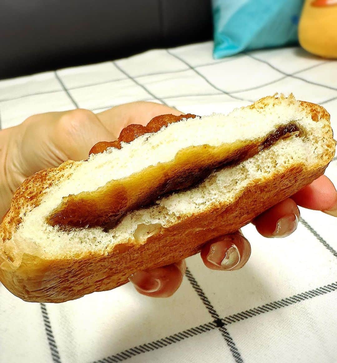 とぎもちさんのインスタグラム写真 - (とぎもちInstagram)「. 【韓国 🇰🇷 KOREA】  韓国のコンビニで買った 薬菓ホットクパン🇰🇷  韓国で人気の薬菓 ホットクパンに豪快に乗ってる😂💕  パンの中には 甘いシナモン味の蜜で 上に乗った特大ヤックァが ホットクパンにめちゃくちゃ合ってて 美味しかった🤤💓  #ヤックァ #薬菓ホットクパン #薬菓 #韓国 #韓国コンビニ #韓国スイーツ #약과호떡빵 #편의점 #편의점신상 #とぎもちヤックァホットクパン #とぎもちヤックァ #とぎもち薬菓 #とぎもちパン #とぎもちコンビニパン」8月23日 17時40分 - togistagram