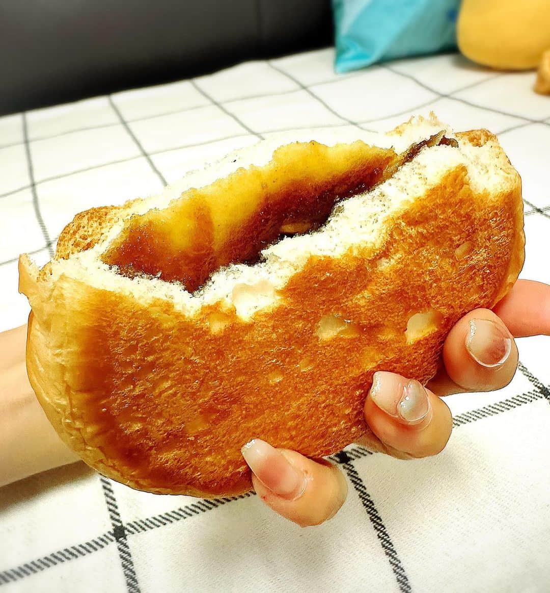 とぎもちさんのインスタグラム写真 - (とぎもちInstagram)「. 【韓国 🇰🇷 KOREA】  韓国のコンビニで買った 薬菓ホットクパン🇰🇷  韓国で人気の薬菓 ホットクパンに豪快に乗ってる😂💕  パンの中には 甘いシナモン味の蜜で 上に乗った特大ヤックァが ホットクパンにめちゃくちゃ合ってて 美味しかった🤤💓  #ヤックァ #薬菓ホットクパン #薬菓 #韓国 #韓国コンビニ #韓国スイーツ #약과호떡빵 #편의점 #편의점신상 #とぎもちヤックァホットクパン #とぎもちヤックァ #とぎもち薬菓 #とぎもちパン #とぎもちコンビニパン」8月23日 17時40分 - togistagram