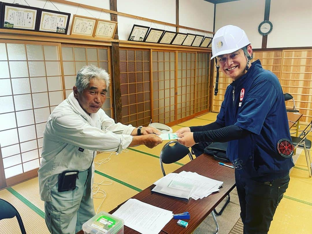 宮田麺児さんのインスタグラム写真 - (宮田麺児Instagram)「支援日本酒売り上げ20万円  綾部西方町へ寄付させてもらいました ありがとうございます  お隣の志賀郷にも　お気持ち寄付させてもらいました　 まだ　鸛　残ってましたら　支援日本酒 第二弾させてもらいます  その際はまた　みなさんよろしくお願い申し上げます。  また　たくさんの方がボランティアにこられてました。 明日また　いきます。  #綾部市 #ボランティア#台風7号##災害ボランティア」8月23日 17時40分 - miyatamenji