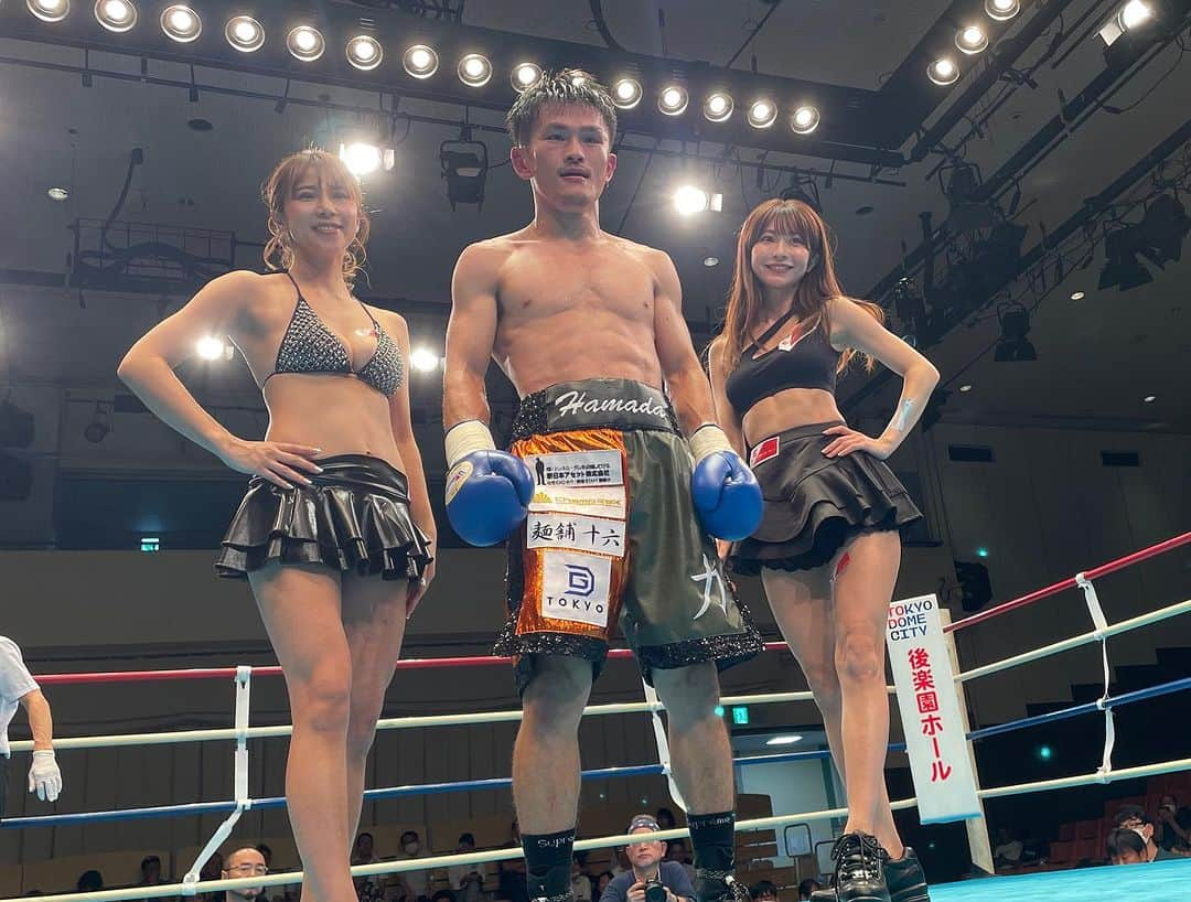 折原みかのインスタグラム：「昨夜は後楽園ホールでラウンドガールのお仕事でした✨  生ボクシング🥊は迫力があり、応援団も熱があって凄かった！！  リングからは皆様のお顔が良く見えて☺️沢山の方が手を振ってくださり元気をもらいました💕嬉しかったです☺️  物販の時間も長めにありましたのでお馴染みのファンの皆様とも会話できたし、初めましての方とも交流がもてて素晴らしいひとときでした❣️  通販でのチェキ購入や配信チケットを購入してくださった方もいて、直接来れなくても色んな形で応援してくれる方がいることに感激🎵 支えられてくださりありがとうございます☺️  お手元に届くまでお時間いただきますが楽しみにしていてくださいね🙏💕  そして、今回投票してラウンドガールにさせてくださったファンの方々へは個別にお礼🎁を送りたいと思っていますので差し支えなければご住所を教えてくださいね🎵 （会える方は手渡しも可能です）  沢山の応援ありがとうございました🌸✨  関わってくださった関係者の皆様ありがとうございました🌸  #イーチケ #イーチケラウンドガール #イージーチケットライブ #川崎新田ボクシングジム #後楽園ホール #ラウンドガール #生ボクシング #ボクシング観戦 #デビュー戦」