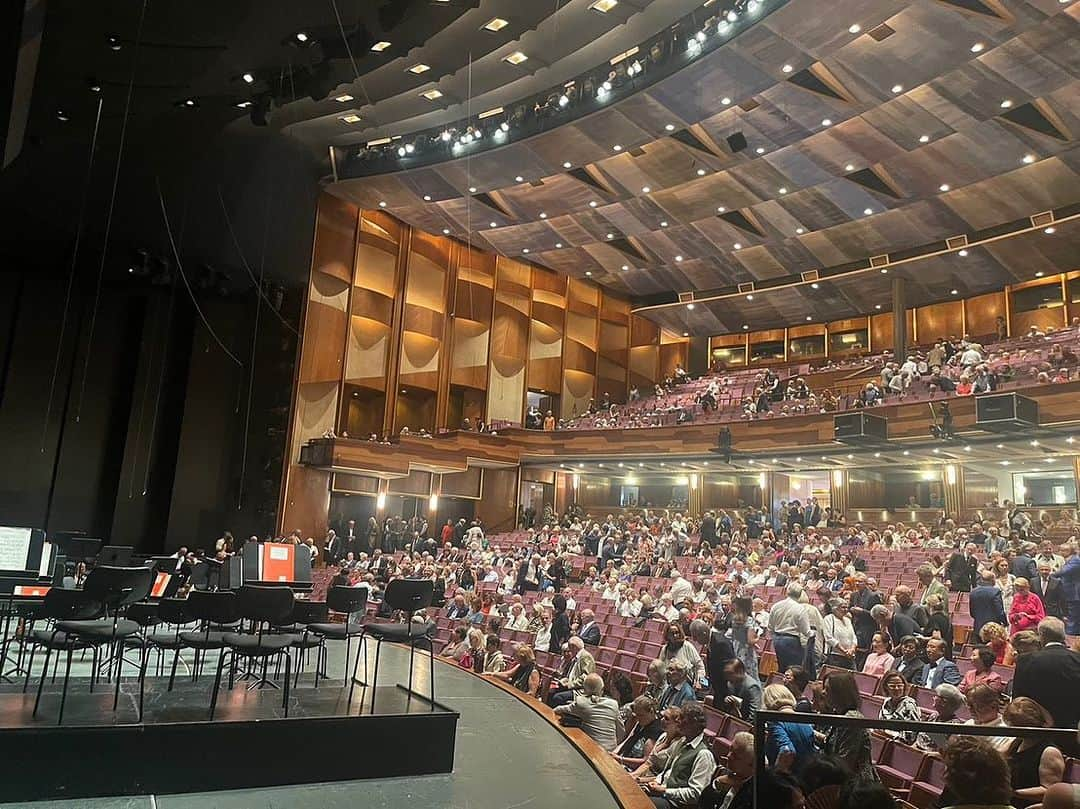 武村八重子さんのインスタグラム写真 - (武村八重子Instagram)「〜ザルツブルグ音楽祭〜① Salzburger Festspiele  2023  . 早速初日にムーティ指揮のウィーンフィルを聴きに行きました！ 一先ず、会場の様子を🙏 というか、席が楽団員と同じ席⁉️最悪演奏できますよ！スタイルの凄い席でのウィーンフィルは圧巻でした😮‍💨 . #salzburgerfestspiele #salzburg #austria #music #音楽家 #視察旅 #ザルツブルク #ザルツブルク音楽祭 #ウィーンフィルハーモニー管弦楽団」8月23日 17時34分 - piano_yae