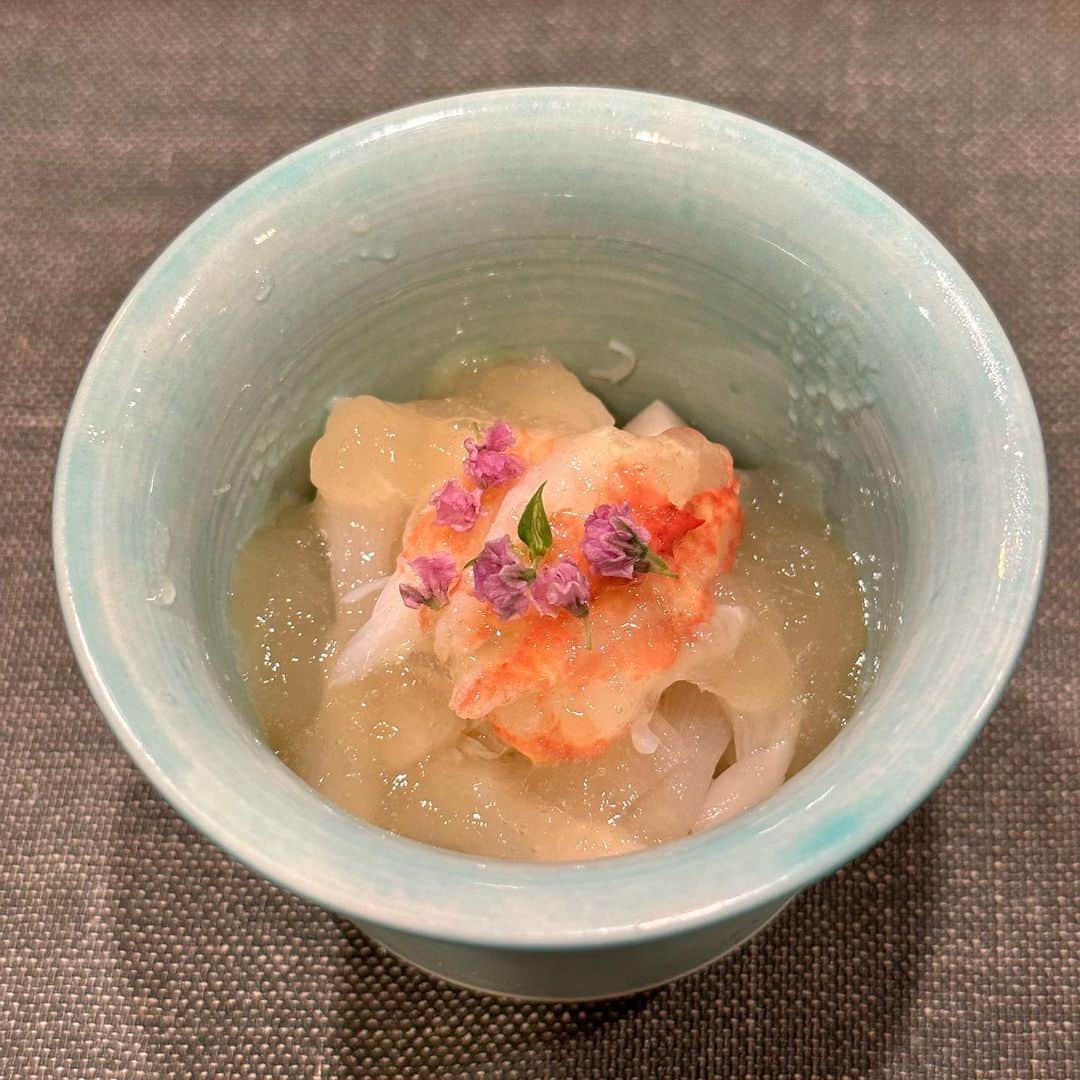 春原未来さんのインスタグラム写真 - (春原未来Instagram)「大好きな味享🥹🩵  毎回唸って感動を与えてくれる素敵なお店。予約取りづらいけど,ほんとは四季折々訪れたい…🥲  ほっこりするお料理ばかりでいつも心が安らぐし,今回も美味しくて元気になったし,白米も鮭ハラスごはんも大盛りで食べました😆✨️  そしてびっくりしたのは水ようかん！ 甘いの苦手な私がおかわりしたくなるくらいの美味しさ😳💓こんな舌触り,和菓子屋さんでもいただいたことない…。カウンターにいた知らない方々も,お持ち帰り専門店ができると絶賛してた！  お料理からデザートまで満足できて,帰ってからも口と胃が穏やかでスッキリで…ずっと余韻を楽しんでいたくなる夜でした😌🫶  そして,井上さん(大将)も日帰りで九州のイタリアンに行ってきたみたいでまた行きたいって言っていたのがなんだか嬉しかった🥰好きって感じるものが一緒だと嬉しいよね。  #春原未来 #すのlog #新橋グルメ #虎ノ門グルメ #味享 #井上享俊 #感動レベル #いつも美味しい #鱧の季節 #鮎料理 #水ようかん #精神安定剤的存在  井上さんも,食堂みやざきのみやちゃんも38歳。 連日パワーいただいて幸せでした！！！」8月23日 17時35分 - sunohara_miki