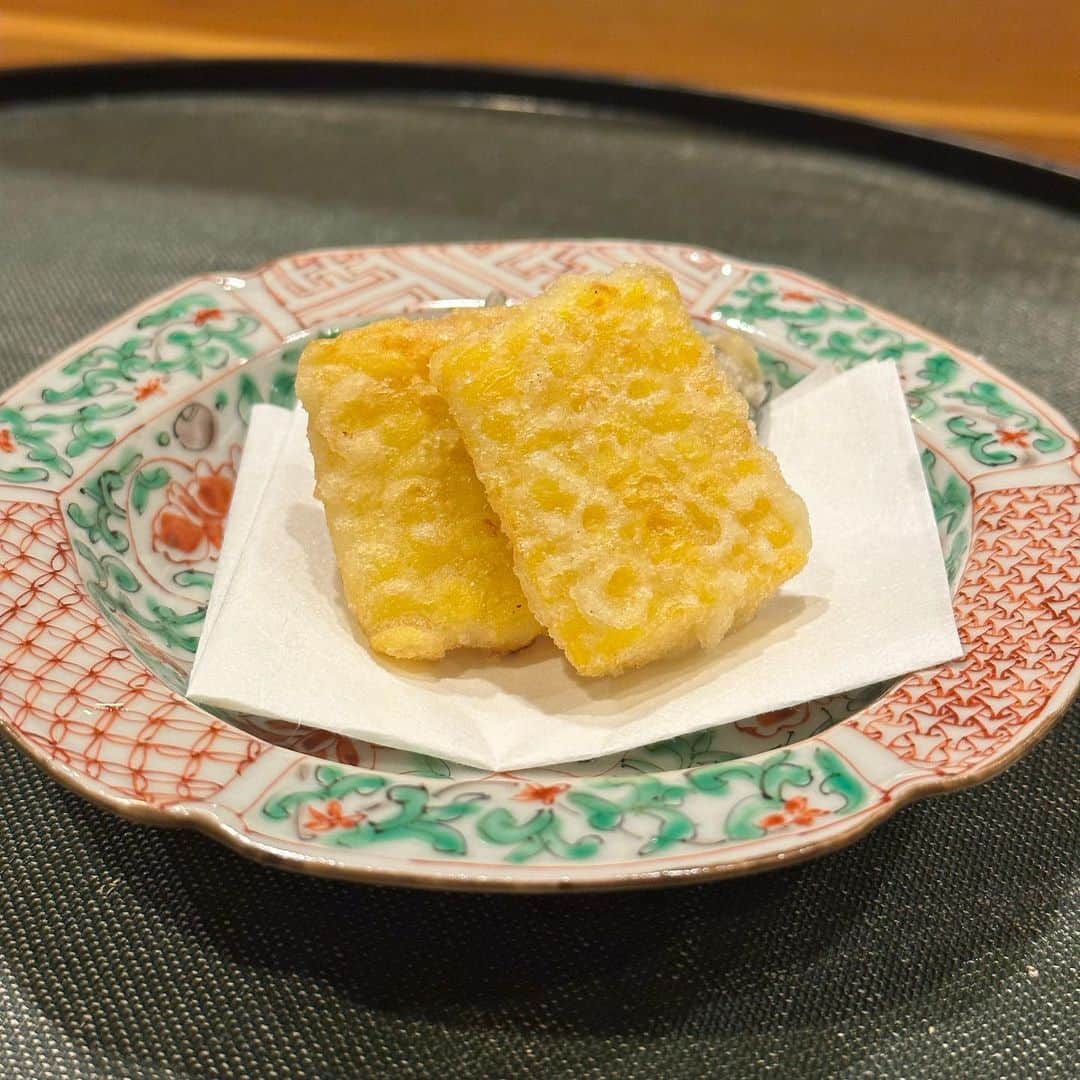 春原未来さんのインスタグラム写真 - (春原未来Instagram)「大好きな味享🥹🩵  毎回唸って感動を与えてくれる素敵なお店。予約取りづらいけど,ほんとは四季折々訪れたい…🥲  ほっこりするお料理ばかりでいつも心が安らぐし,今回も美味しくて元気になったし,白米も鮭ハラスごはんも大盛りで食べました😆✨️  そしてびっくりしたのは水ようかん！ 甘いの苦手な私がおかわりしたくなるくらいの美味しさ😳💓こんな舌触り,和菓子屋さんでもいただいたことない…。カウンターにいた知らない方々も,お持ち帰り専門店ができると絶賛してた！  お料理からデザートまで満足できて,帰ってからも口と胃が穏やかでスッキリで…ずっと余韻を楽しんでいたくなる夜でした😌🫶  そして,井上さん(大将)も日帰りで九州のイタリアンに行ってきたみたいでまた行きたいって言っていたのがなんだか嬉しかった🥰好きって感じるものが一緒だと嬉しいよね。  #春原未来 #すのlog #新橋グルメ #虎ノ門グルメ #味享 #井上享俊 #感動レベル #いつも美味しい #鱧の季節 #鮎料理 #水ようかん #精神安定剤的存在  井上さんも,食堂みやざきのみやちゃんも38歳。 連日パワーいただいて幸せでした！！！」8月23日 17時35分 - sunohara_miki