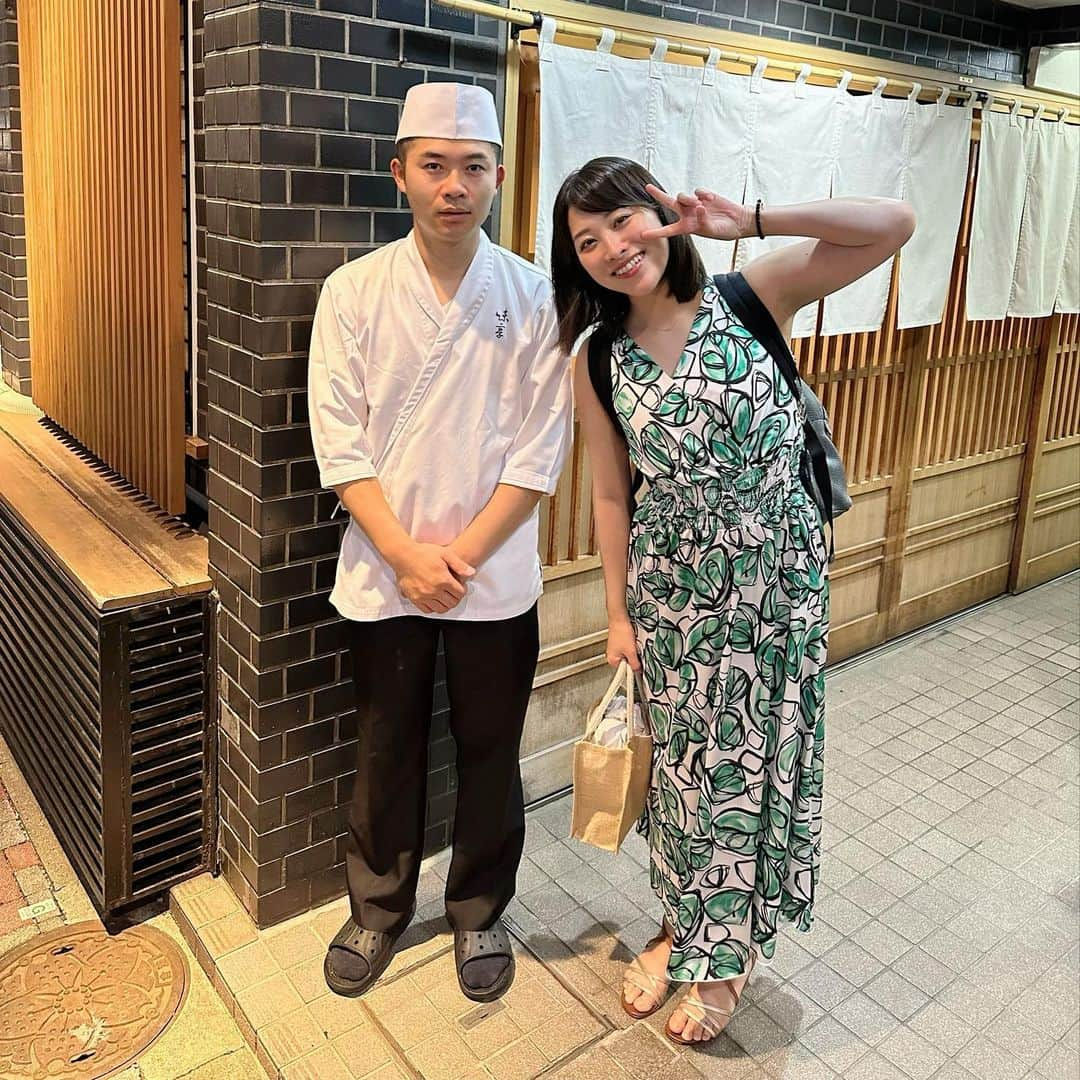 春原未来さんのインスタグラム写真 - (春原未来Instagram)「大好きな味享🥹🩵  毎回唸って感動を与えてくれる素敵なお店。予約取りづらいけど,ほんとは四季折々訪れたい…🥲  ほっこりするお料理ばかりでいつも心が安らぐし,今回も美味しくて元気になったし,白米も鮭ハラスごはんも大盛りで食べました😆✨️  そしてびっくりしたのは水ようかん！ 甘いの苦手な私がおかわりしたくなるくらいの美味しさ😳💓こんな舌触り,和菓子屋さんでもいただいたことない…。カウンターにいた知らない方々も,お持ち帰り専門店ができると絶賛してた！  お料理からデザートまで満足できて,帰ってからも口と胃が穏やかでスッキリで…ずっと余韻を楽しんでいたくなる夜でした😌🫶  そして,井上さん(大将)も日帰りで九州のイタリアンに行ってきたみたいでまた行きたいって言っていたのがなんだか嬉しかった🥰好きって感じるものが一緒だと嬉しいよね。  #春原未来 #すのlog #新橋グルメ #虎ノ門グルメ #味享 #井上享俊 #感動レベル #いつも美味しい #鱧の季節 #鮎料理 #水ようかん #精神安定剤的存在  井上さんも,食堂みやざきのみやちゃんも38歳。 連日パワーいただいて幸せでした！！！」8月23日 17時35分 - sunohara_miki