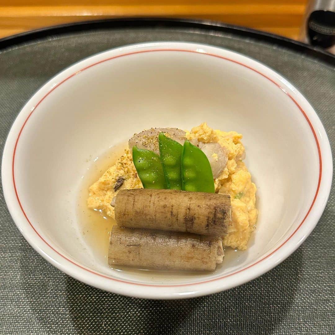 春原未来さんのインスタグラム写真 - (春原未来Instagram)「大好きな味享🥹🩵  毎回唸って感動を与えてくれる素敵なお店。予約取りづらいけど,ほんとは四季折々訪れたい…🥲  ほっこりするお料理ばかりでいつも心が安らぐし,今回も美味しくて元気になったし,白米も鮭ハラスごはんも大盛りで食べました😆✨️  そしてびっくりしたのは水ようかん！ 甘いの苦手な私がおかわりしたくなるくらいの美味しさ😳💓こんな舌触り,和菓子屋さんでもいただいたことない…。カウンターにいた知らない方々も,お持ち帰り専門店ができると絶賛してた！  お料理からデザートまで満足できて,帰ってからも口と胃が穏やかでスッキリで…ずっと余韻を楽しんでいたくなる夜でした😌🫶  そして,井上さん(大将)も日帰りで九州のイタリアンに行ってきたみたいでまた行きたいって言っていたのがなんだか嬉しかった🥰好きって感じるものが一緒だと嬉しいよね。  #春原未来 #すのlog #新橋グルメ #虎ノ門グルメ #味享 #井上享俊 #感動レベル #いつも美味しい #鱧の季節 #鮎料理 #水ようかん #精神安定剤的存在  井上さんも,食堂みやざきのみやちゃんも38歳。 連日パワーいただいて幸せでした！！！」8月23日 17時35分 - sunohara_miki