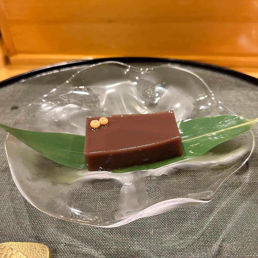 春原未来さんのインスタグラム写真 - (春原未来Instagram)「大好きな味享🥹🩵  毎回唸って感動を与えてくれる素敵なお店。予約取りづらいけど,ほんとは四季折々訪れたい…🥲  ほっこりするお料理ばかりでいつも心が安らぐし,今回も美味しくて元気になったし,白米も鮭ハラスごはんも大盛りで食べました😆✨️  そしてびっくりしたのは水ようかん！ 甘いの苦手な私がおかわりしたくなるくらいの美味しさ😳💓こんな舌触り,和菓子屋さんでもいただいたことない…。カウンターにいた知らない方々も,お持ち帰り専門店ができると絶賛してた！  お料理からデザートまで満足できて,帰ってからも口と胃が穏やかでスッキリで…ずっと余韻を楽しんでいたくなる夜でした😌🫶  そして,井上さん(大将)も日帰りで九州のイタリアンに行ってきたみたいでまた行きたいって言っていたのがなんだか嬉しかった🥰好きって感じるものが一緒だと嬉しいよね。  #春原未来 #すのlog #新橋グルメ #虎ノ門グルメ #味享 #井上享俊 #感動レベル #いつも美味しい #鱧の季節 #鮎料理 #水ようかん #精神安定剤的存在  井上さんも,食堂みやざきのみやちゃんも38歳。 連日パワーいただいて幸せでした！！！」8月23日 17時35分 - sunohara_miki