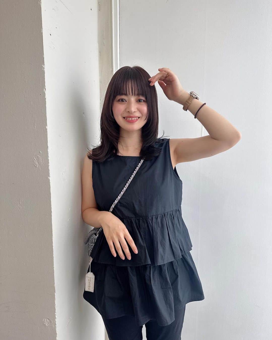 田中優衣のインスタグラム：「お顔の横の毛が重要なヘアです。 我慢できず前髪もカット🐺🫶🏻  全然雰囲気ちがーう！ って裕太郎くんの反応いただきました。 お顔かなりちいちゃくみえるからみんな一緒にこの髪型にしよう！笑」