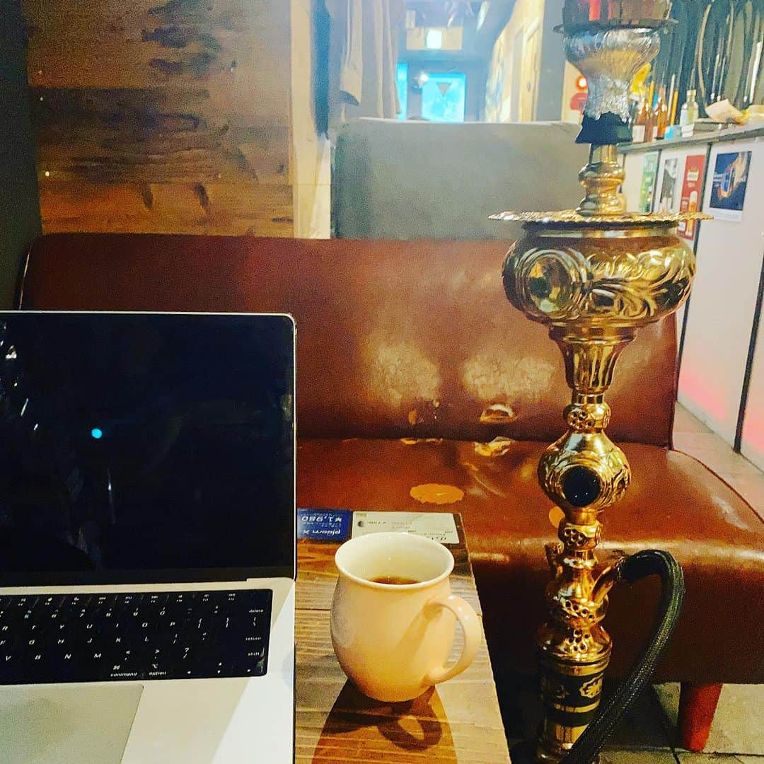 内田滋のインスタグラム：「今日4本目の打ち合わせはここ。  SHISHA cafeで@KANGEKIXR の打ち合わせ。  なんて事も最近は増えてきました。  ITの人との打ち合わせは意外と多いんですよね。  つか、俳優だけの時とは打って変わって、打ち合わせで一日中がすぎてゆく。  今までもマネージャーさんやスタッフさんはこんなにも打ち合わせしてくれてたんだなぁと、更に感謝する。」