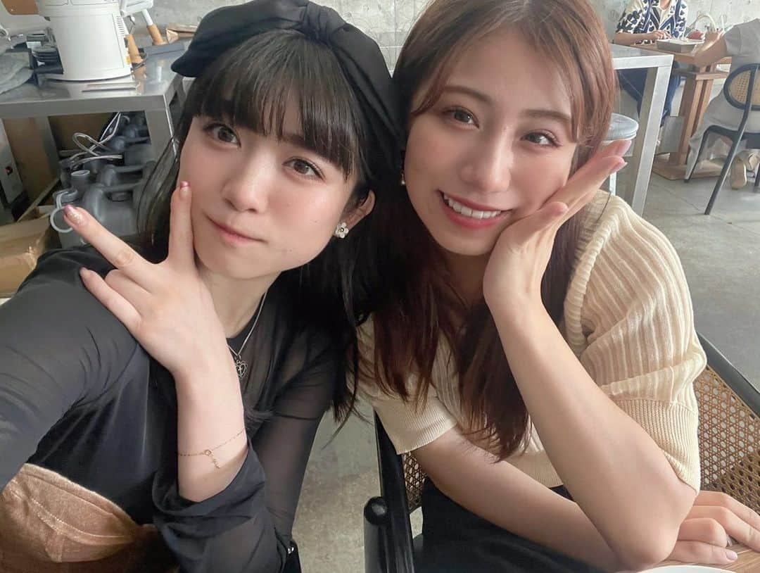 新井ひとみさんのインスタグラム写真 - (新井ひとみInstagram)「私とはるちゃん🫶  数時間前にあおっか♪って決めて会えた日のことっ♪  はるちゃんに会えると学ぶことが多くてすっごく刺激を貰える一日になるんです🫰  会えて嬉しいよぉ〜🥺 私が撮ったはるちゃん♪ 可愛いでしょ🫰　  #東京女子流　#TEAMSHACHI さん #スイーツ　#スイーツ巡り 　#カフェ　#カフェ巡り #都内　#都内カフェ 　#98 #idol #akihabara #데일리메이크업　#데일리코디 #데일리패션#코디추천#립추천　 #오늘의화장품　#메이크업샷　#hitomi_カフェ」8月23日 8時40分 - hitomi_tokyogirlsstyle