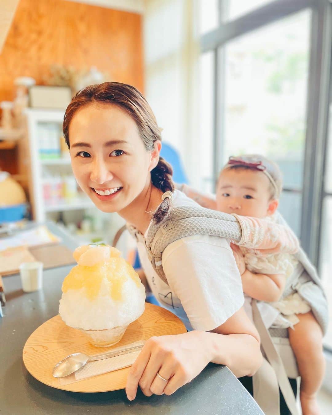 筒井萌子のインスタグラム：「*  　美味しいかき氷🍧食べに行って 　👶🏻に食べられそうだから初めておんぶした日𓅯 ⸒⸒ 　このあと背中で爆睡でした〜◡̈⃝  　髪の毛がかき氷につかないように咄嗟に 　三つ編みしたからちょっとダサい🤣  　  　#サイベックス #サイベックスメリオ #baby 　#プレママ #出産準備 #生後3ヶ月 #両親学級　 　#プレママ教室 #baby #令和4年ベビー　 　#第一子 #秋生まれベビー #9月生まれ 　#育児日記 #子育て日記 #令和4年ベビー　 　#出産準備 #出産祝い #親子モデル #赤ちゃんモデル 　#ニューボーンフォト #newbornphotography  　#お食い初め #生後100日 #女の子ベビー 　#離乳食 #離乳食準備 #離乳食準備グッズ 　 #10か月ベビー #10ヶ月女の子 #ピーチベビー 　#フルーツベビー　#フルーツベビーフォト」