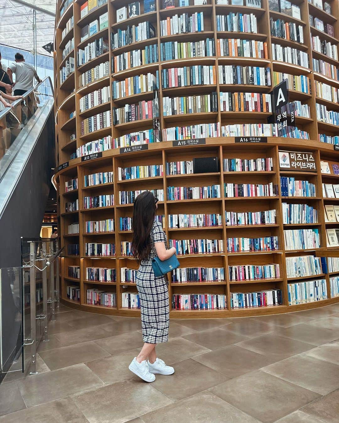神崎裕女のインスタグラム：「📕☁️✨  #時差スタグラム #過去pic #韓国 #韓国旅行 #韓国コーデ #ワンピース #コエックス #渡韓 #ソウル #江南 #カフェ #タビジョ #女子旅 #ソウル旅行 #nike #スニーカー #coex #서울 #서울여행 #여해 #강남 #한국 #한국여행」