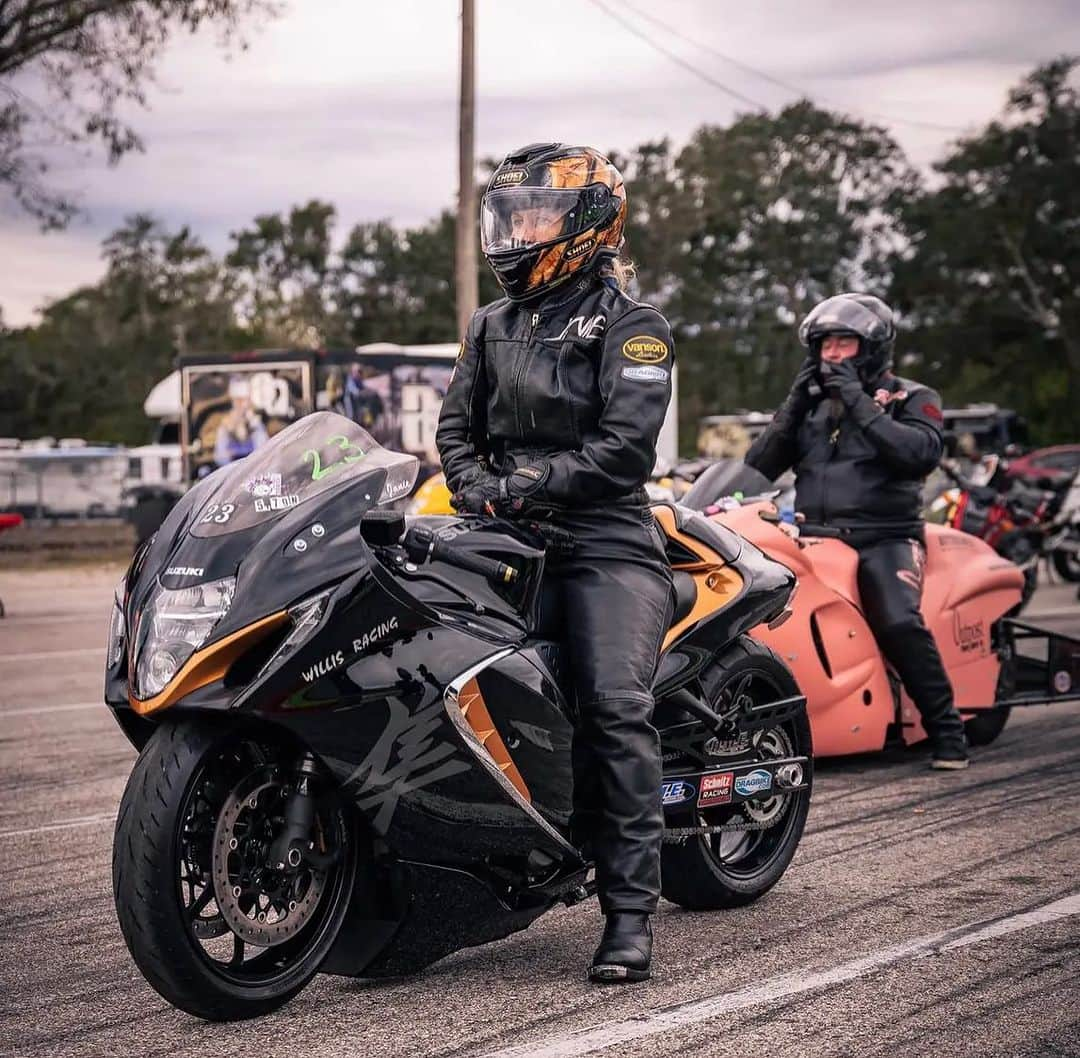 バンソンのインスタグラム：「Super excited to announce that Willis Drag Racing and Janie Palm have partnered with us and @matthewsilva406 to become a dealer for THE BEST Made in the USA custom leather racing suits.  Great thing is they race a lot and are always around the local track, World Wide Technology Raceway and other tracks in the St. Louis area.  Please let us know if you are in the market and need to get measured, we will be happy to get you in the best suit possible. #vansonleathers」