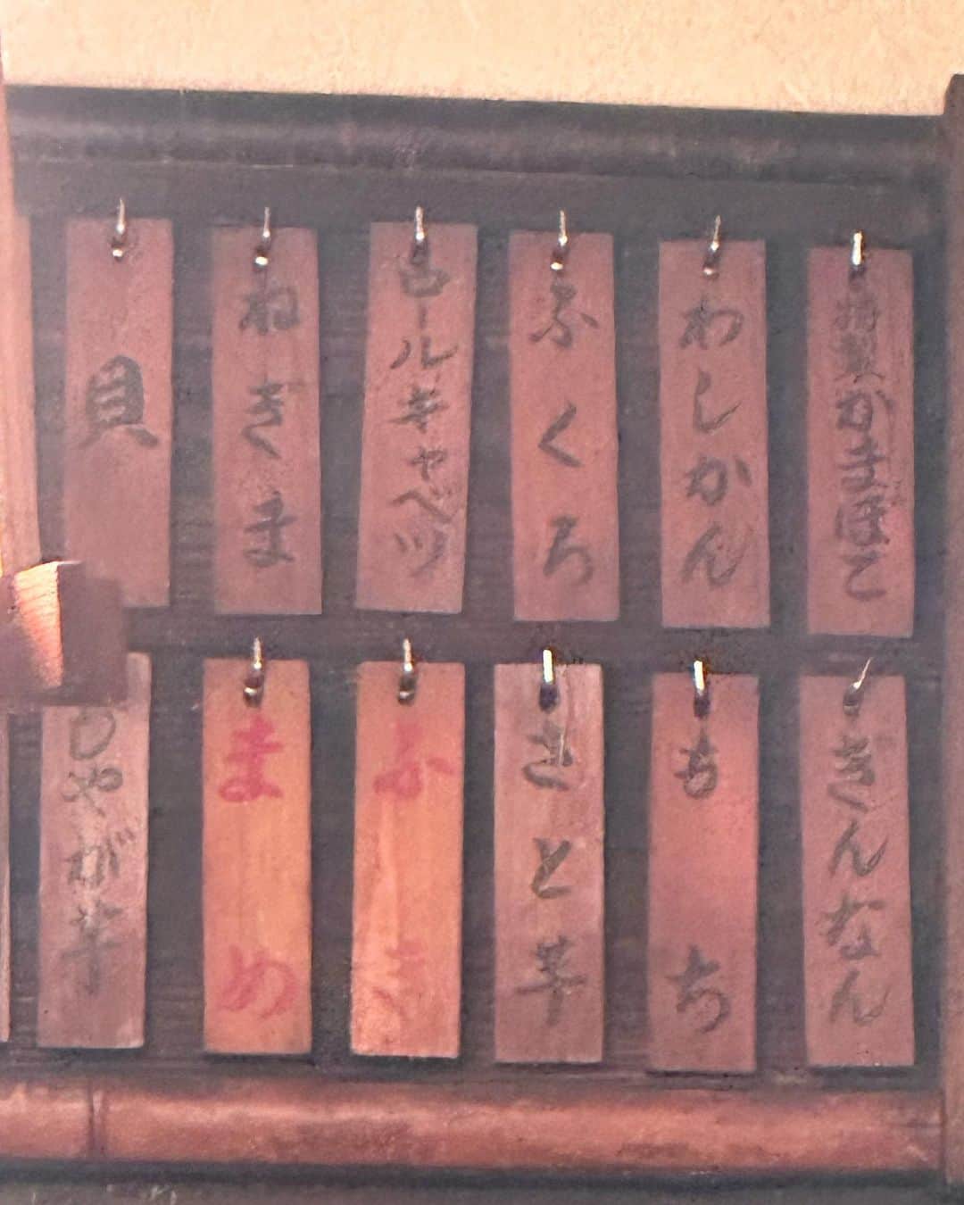 倉本康子さんのインスタグラム写真 - (倉本康子Instagram)「★ 〜ヤッコの酒旅〜 「桃若」@長崎　思案橋 ※精霊流しの動画は音にご注意ください※  2023夏休み、8/15に長崎に飛んでみました。 公私含め4〜5回訪れてはいますが8〜9年ぶりの長崎です。  ですが、この日は様子が違いました。 長崎の初盆の伝統文化で、船と呼ばれる山車のようなものを各家庭で曳き歩きつつ、ゲリラ豪雨の数倍もしくは、内戦か？！と思うぐらいに爆竹が鳴り響くという、見たことも聞いたこともないものでした。  さだまさしさんの「精霊流し」のあのトーンと真逆です...🤣  夜になり、街には狂ったように爆竹が鳴り、段ボールごと爆竹が破裂したり、、、耳をつんざく爆竹音に恐怖を感じて、1本裏へ避難。  そこに昭和6年創業の老舗おでん屋さん「桃若」がありました。まさにオアシス。 ここももちろん世界酒場遺産、認定です！  L字のカウンター、お座敷、テーブルも満席でしたが運良く入れた次第です。  赤星を注文後、お豆腐などなどを注文。 冷房が効いた店内で、お出汁がよくしみたおでん、夏でもいいですね。  美人女将とお客様の会話も精霊流しの話。 聞かせていただいていたら、昔に比べたらそうでもなくなったわよ、とのこと。 以前は夜中まで爆竹が鳴り響いていたそうですから、夜9時まで、となってる今はアレでも、ソウデモナイと思うんだな.....  久しぶりに帰省した、というご家族のお話しなども聞こえてきて、、、久しぶりに会えてさぞ嬉しいことでしょうね、と思うとおでんでホッコリしていたから余計に涙腺も緩みそうになりました。  が、お店を一歩でると耳をつんざくような爆竹音で、情緒も吹き飛ばされましたけどね！笑  偶然にも長崎の伝統文化の精霊流しを見れて、長崎の老舗おでん店「桃若」にもお邪魔して、長崎を堪能できました🥹  皆様も来年以降の8/15の精霊流し ご覧になられたらいいと思います！ 独特な長崎の文化です😊  NO ALCOHOL, NO LIFE !!  #ヤッコの酒旅 #noalcholnolife #世界酒場遺産 #酒場 #桃若 #長崎 #nagasaki #思案橋 #精霊流し #居酒屋 #バー #酒旅 #倉本康子 #かんぱいでーす #乾杯でーす #やっこ持ち #ヤッコ持ち #アラフィフファッション #アラフォーファッション #ootd #カジュアルコーデ #fashion #fashioncordinate #izakaya #beer #私が決めた世界酒場遺産 #50年超えたら世界酒場遺産 #50年超えたらみんな三星 #幸せにした人数 #幸せにした時間」8月23日 8時52分 - yasuko_kuramoto_yakko