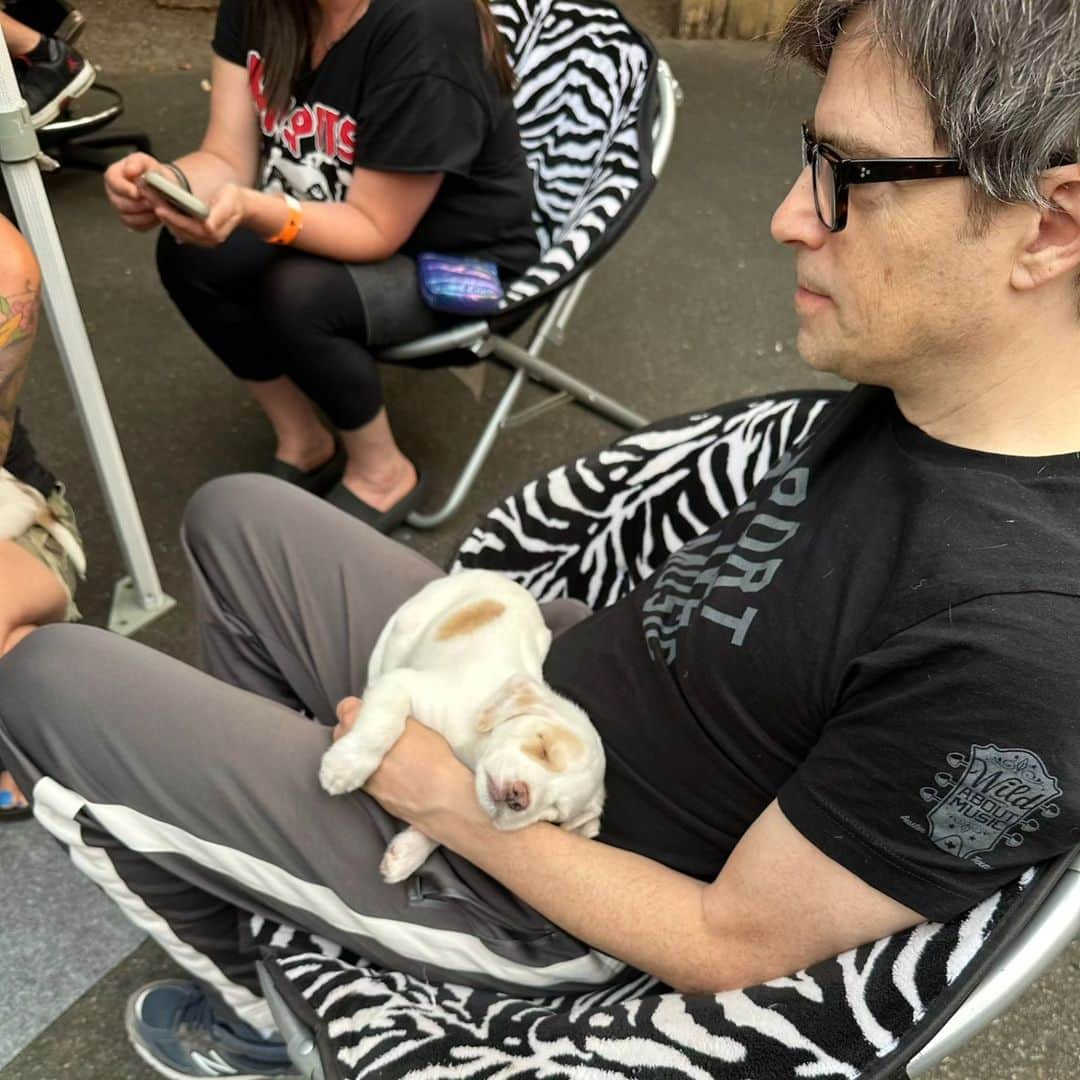 リヴァース・クオモのインスタグラム：「Seattle, WA 08-20-23. You know you're going to have a good show when there are puppies and kittens backstage to calm your soul. Thank you @motleyzooanimalrescue for letting me cuddle with Pinkerton. Someone please adopt him (or any of their precious animals). He needs a permanent snuggle buddy.  We also had an incredible day off hanging out on the lake. Much needed before we bring the heat in Bend tonight.」