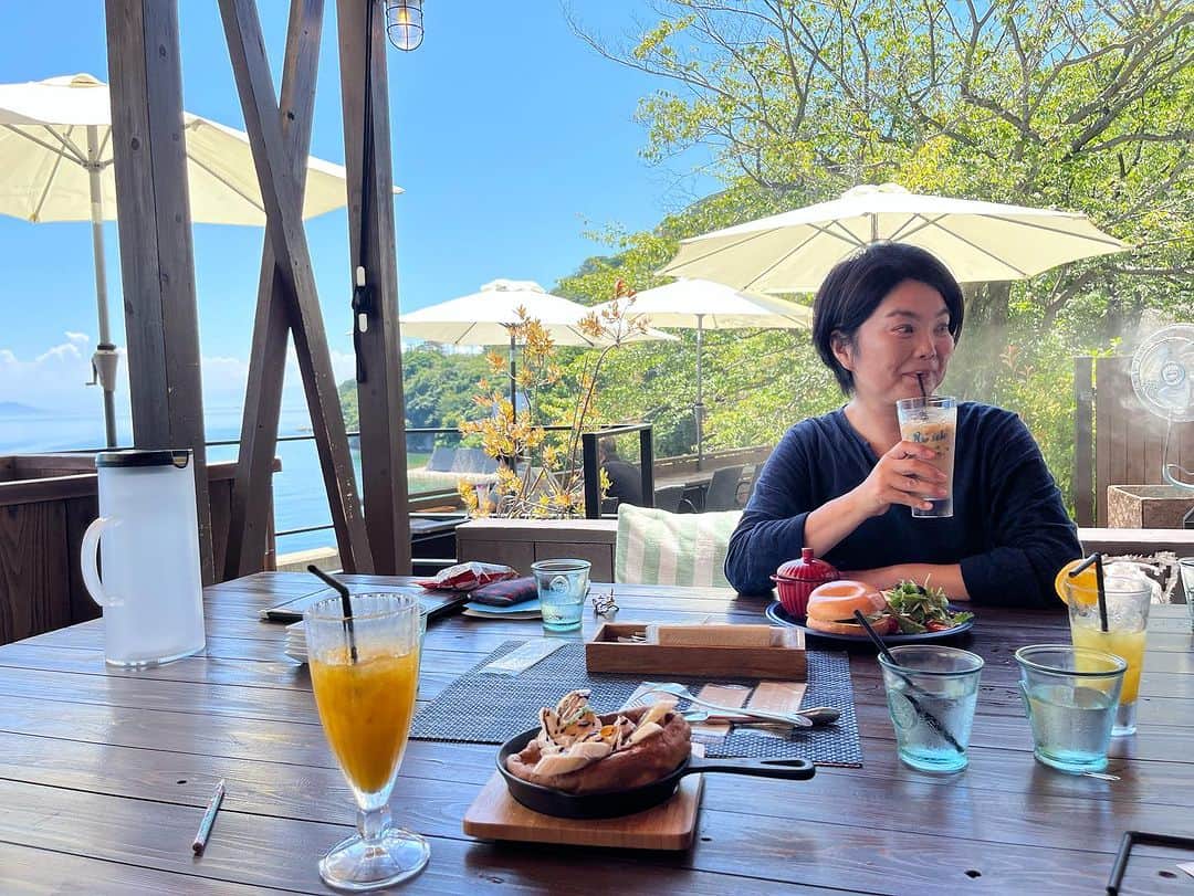 東尾理子さんのインスタグラム写真 - (東尾理子Instagram)「山口県の周防大島での夏休み🌻 自然の中に溶け込ませてもらいました🌊  @re.seto_cafe.resort のランチは、雰囲気もお味も素晴らしかったです🥞  @suo_oshima_tbird の滞在は、ゆっくりのんびりほっこり、ファミリーも景色も最高でした🏠  @oriorigolf が色々教えてくれて、ホストしてくれて、ありがとう🩷  空の色も、日没も、星空も、毎日息を呑む景色でした✨  空の写真は加工ではなくて、二つに色が分かれていて。 初めて見た夕焼けでした。 見た事ある方いらっしゃいます？どういう現象でこうなってたんだろ、、、  #山口県 #周防大島 #子育て #夏休み」8月23日 8時54分 - rikohigashio
