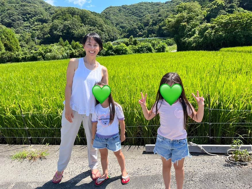 東尾理子のインスタグラム：「山口県の周防大島での夏休み🌻 自然の中に溶け込ませてもらいました🌊  @re.seto_cafe.resort のランチは、雰囲気もお味も素晴らしかったです🥞  @suo_oshima_tbird の滞在は、ゆっくりのんびりほっこり、ファミリーも景色も最高でした🏠  @oriorigolf が色々教えてくれて、ホストしてくれて、ありがとう🩷  空の色も、日没も、星空も、毎日息を呑む景色でした✨  空の写真は加工ではなくて、二つに色が分かれていて。 初めて見た夕焼けでした。 見た事ある方いらっしゃいます？どういう現象でこうなってたんだろ、、、  #山口県 #周防大島 #子育て #夏休み」