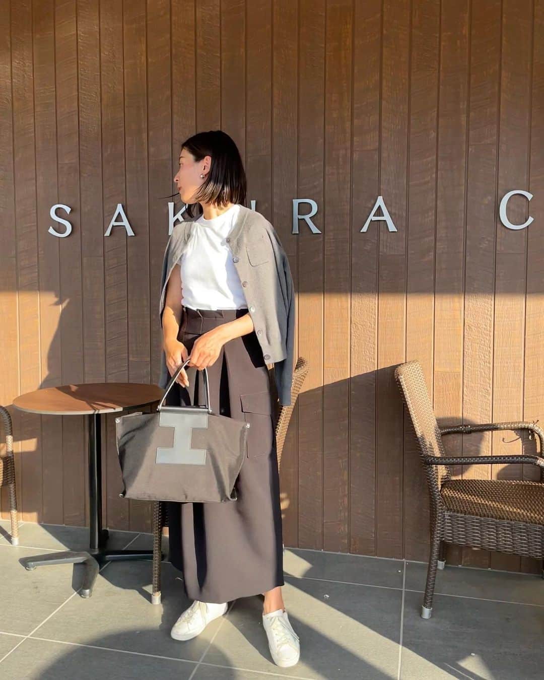 Hiromi Ｍaedaのインスタグラム：「秋口を妄想🤳🏽 小物でカジュアルに♡  今年もお世話になる @as___official_ のカーディガン🩶 お仕事にもカジュアルにも使える @iacucci_jp のバッグ👌🏼 そして @goldengoose のスニーカーは何年選手だろう？👟 スニーカーも更新したいな〜と思いつつも、未だにこれがお気に入りすぎて、そろそろボロボロ😂  outer #asofficial  tops @uniqlo #uniqlo skirt @frey__jp #frey_jp Black／sizeS bag #iacucci#イアクッチ　 shoes #goldengoose」