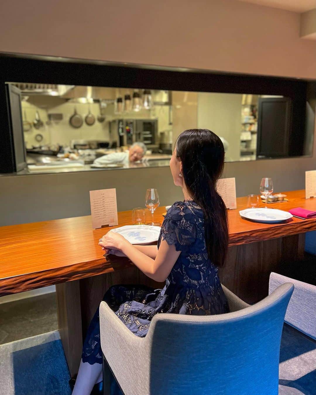 高倉絵理さんのインスタグラム写真 - (高倉絵理Instagram)「愛してやまない広東料理 『西麻布 香宮(シャングウ)』 @nishiazabu.shangu   チャーミングな料理長の有島さんと会えるのも楽しみの一つで、お料理も接客も大好きなお店♡  広いカウンター席からは、迫力ある厨房が見えてシェフズテーブルのよう！  伝統的な広東料理の数々は、贅沢な食材がたっぷりでボリュームも♡  デザートは別室で。 パティシエが作った誕生日ケーキも用意していただきました！  美味しく楽しく、行くたびに感動！ 大切な日にもオススメです！  📍 西麻布 香宮 東京都港区西麻布3-13-10 パークサイド セピア 2F @nishiazabu.shangu   #西麻布香宮 #香宮 #shangu #西麻布 #広東料理 #中国料理 #西麻布グルメ #東京グルメ #西麻布ディナー #港区グルメ #東京中華 #記念日ディナー」8月23日 9時14分 - eri_t28