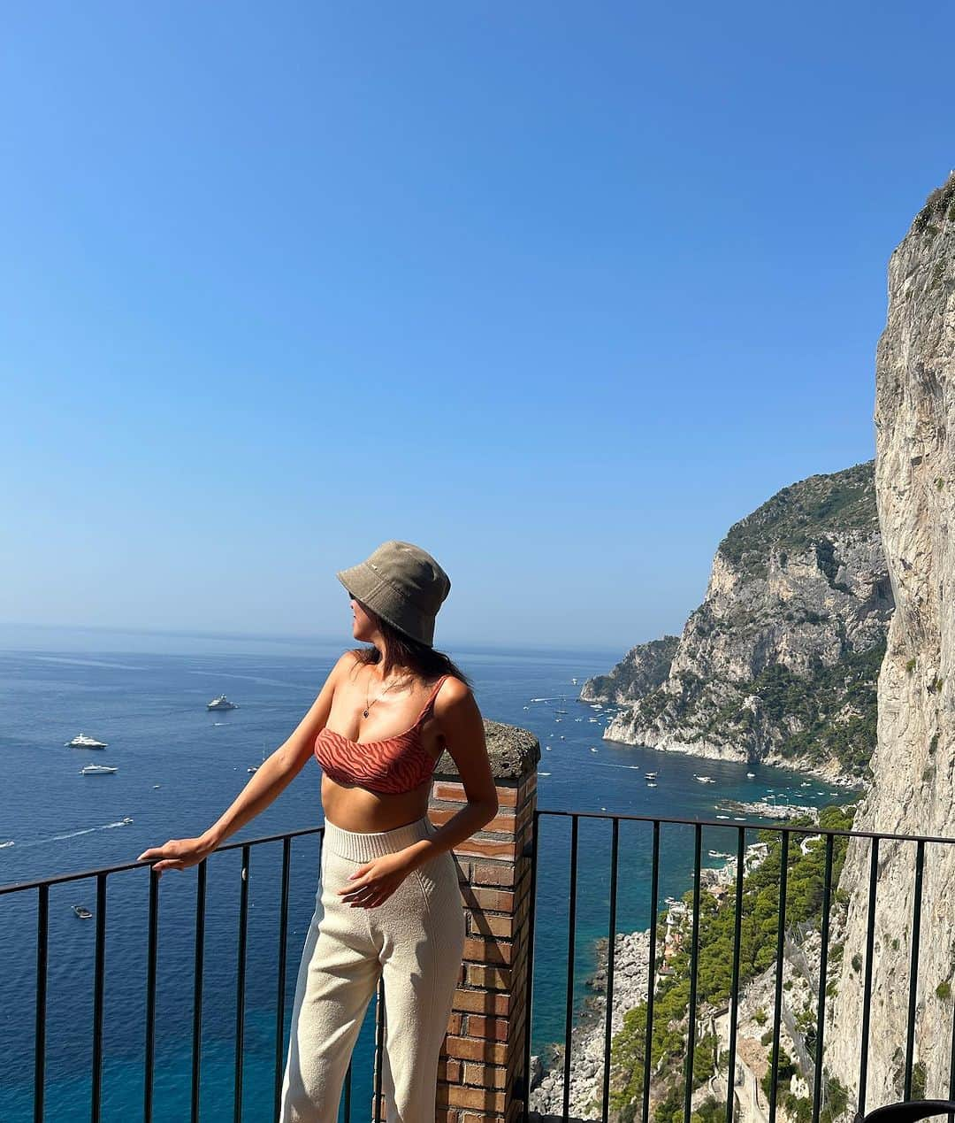 西内ひろさんのインスタグラム写真 - (西内ひろInstagram)「I'm back to Capri🌴  ナポリから 朝目が覚めると、カプリへ到着。  朝8時から青の洞窟へ行き その後カプリの街を散策した後  また船に戻る生活が、なんとも非現実的で クルージングの良さは、その非現実的な良さも一つ。  #capri #italy #旅好きな人と繋がりたい  #西内ひろのオススメ旅」8月23日 9時08分 - 0214hiro