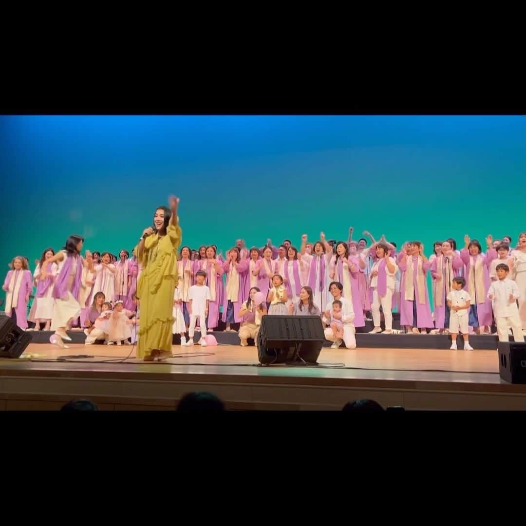 のインスタグラム：「✨✨✨横濱ゴスペル祭✨✨✨2023 💜💛💜💛💜TiA's Choir 💜💛💜💛💜  ３曲目　Rejoice / TiA  歌いながら泣きそうになる。 【ゴスペル】という音楽は大人数で歌って会場にいる皆さんも全員で楽しむこと、そのハーモニーがひとつの醍醐味でもある。 だけど、コロナ禍が始まって2020年から活動すら許されないことが多かった。マスクをして距離をとって人数を減らしてのライブがやっとというところだった。今回、ゴスペルチームがたくさん出演されていたけれど、どのチームも苦しい時間があったのではないでしょうか。久しぶりにマスクもしないで皆さんのとびっきりの笑顔で歌ってもらえたこと。観客席のみんなも立ち上がってひとつになってくれたこと。ゴスペルのミラクルがここに巻き起こったこと。また2023年、素晴らしい想い出ができました。  そう、また、これからがスタートです。😌💜💛💜💛」