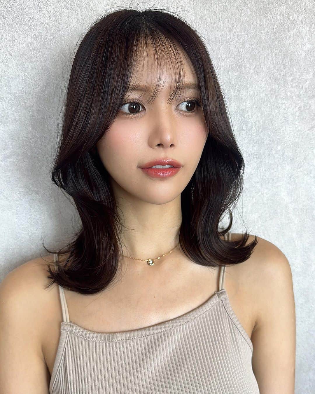 のインスタグラム：「おはよう〜☀️ まだ眠くてベットからでられない😑💭 . 最近、髪の毛のメンテナンスは林さん( @ryoichiro.hayashi )に担当してもらっているよー！ いつも、ありがとうございます🫶🏻🩵」