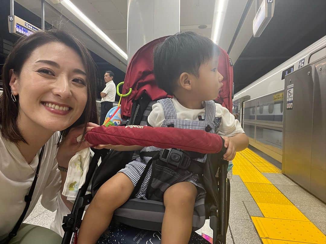 高橋麻美さんのインスタグラム写真 - (高橋麻美Instagram)「. ． 産後初のお仕事をくれた 動画クリエイタースクール UP!START  紹介動画第二弾の撮影に行ってきたよ^ ^  動画編集できるようになるだけじゃなくて 継続して稼げる営業スキルや 個人事業主になったときのためのお金の管理・手続きまでサポートしてくれる 統括的なスクールなのよ🤩  営業職の人や個人事業主の人にも良さそうな内容🤔  UP!STARTで検索すると私の動画も出てくるから見てみて😁 ． ． 初めて子連れで仕事しに東京往復したんだけど  最近乗り物に興味持ち出した我が子は でんちゃ！ って大興奮😁 行きも帰りも全く寝ずに移動でした😂  北海道帰るときは電車も飛行機もバスでもほとんど寝てくれてたのに😳  #動画#動画クリエイター#動画クリエイタースクール #upstart#スクール#手に職#スキル#スキルアップ #子連れ#新幹線#子連れ新幹線」8月23日 9時18分 - charmy421