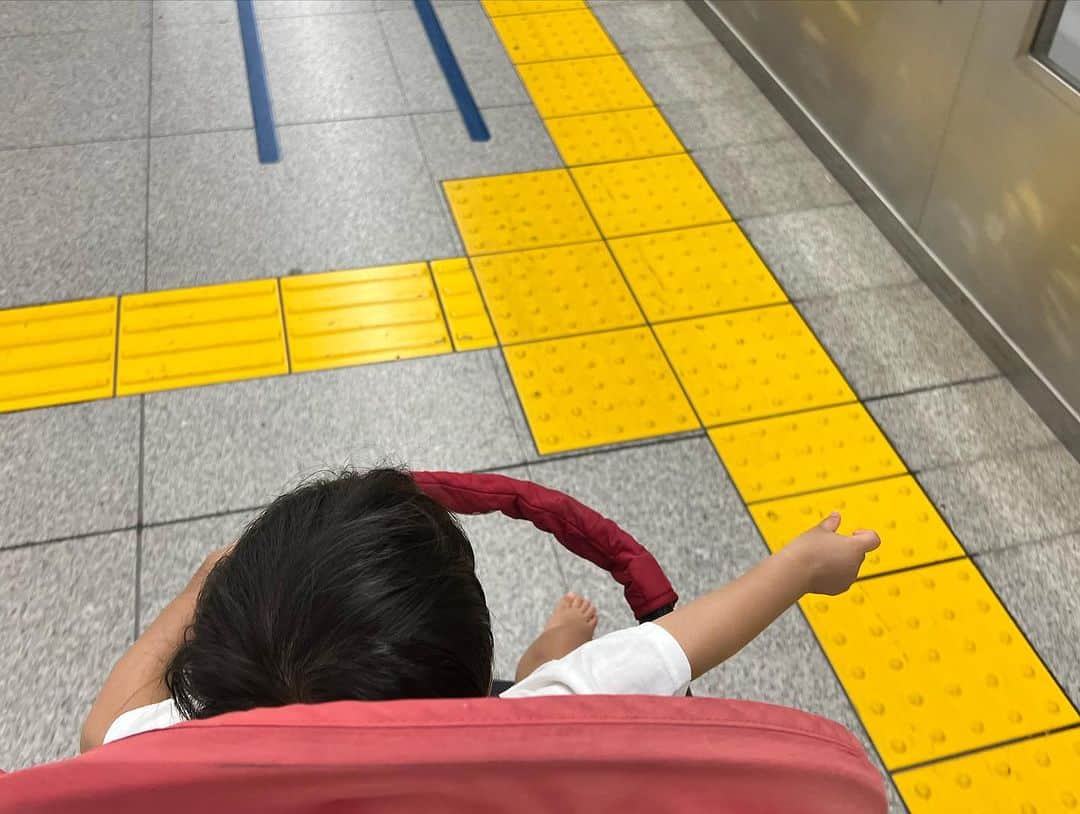 高橋麻美さんのインスタグラム写真 - (高橋麻美Instagram)「. ． 産後初のお仕事をくれた 動画クリエイタースクール UP!START  紹介動画第二弾の撮影に行ってきたよ^ ^  動画編集できるようになるだけじゃなくて 継続して稼げる営業スキルや 個人事業主になったときのためのお金の管理・手続きまでサポートしてくれる 統括的なスクールなのよ🤩  営業職の人や個人事業主の人にも良さそうな内容🤔  UP!STARTで検索すると私の動画も出てくるから見てみて😁 ． ． 初めて子連れで仕事しに東京往復したんだけど  最近乗り物に興味持ち出した我が子は でんちゃ！ って大興奮😁 行きも帰りも全く寝ずに移動でした😂  北海道帰るときは電車も飛行機もバスでもほとんど寝てくれてたのに😳  #動画#動画クリエイター#動画クリエイタースクール #upstart#スクール#手に職#スキル#スキルアップ #子連れ#新幹線#子連れ新幹線」8月23日 9時18分 - charmy421