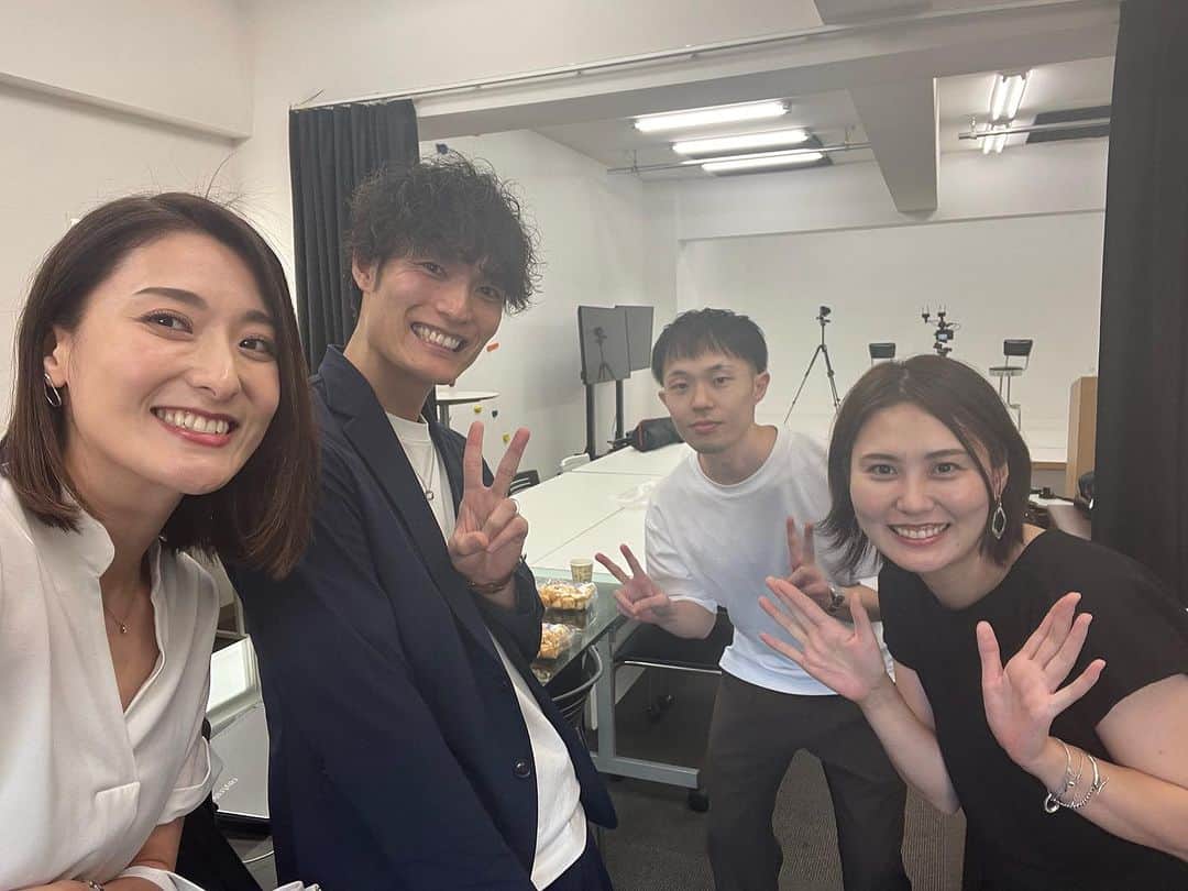 高橋麻美さんのインスタグラム写真 - (高橋麻美Instagram)「. ． 産後初のお仕事をくれた 動画クリエイタースクール UP!START  紹介動画第二弾の撮影に行ってきたよ^ ^  動画編集できるようになるだけじゃなくて 継続して稼げる営業スキルや 個人事業主になったときのためのお金の管理・手続きまでサポートしてくれる 統括的なスクールなのよ🤩  営業職の人や個人事業主の人にも良さそうな内容🤔  UP!STARTで検索すると私の動画も出てくるから見てみて😁 ． ． 初めて子連れで仕事しに東京往復したんだけど  最近乗り物に興味持ち出した我が子は でんちゃ！ って大興奮😁 行きも帰りも全く寝ずに移動でした😂  北海道帰るときは電車も飛行機もバスでもほとんど寝てくれてたのに😳  #動画#動画クリエイター#動画クリエイタースクール #upstart#スクール#手に職#スキル#スキルアップ #子連れ#新幹線#子連れ新幹線」8月23日 9時18分 - charmy421