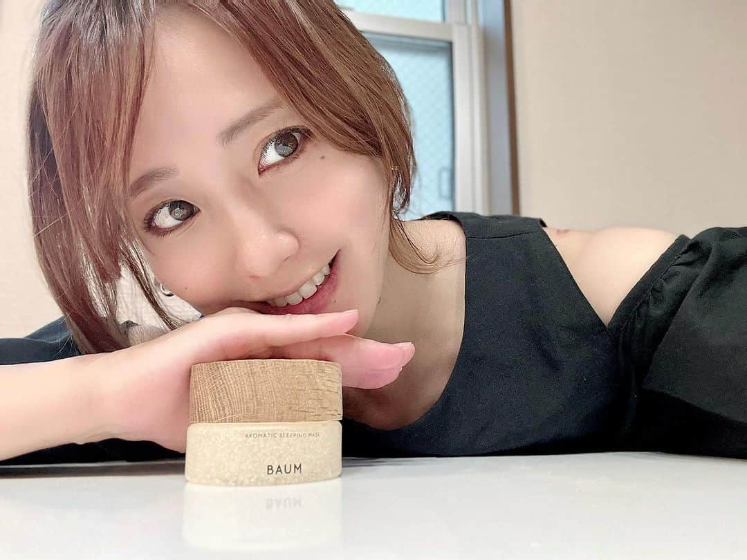 笠原美香のインスタグラム：「😌🌳✨ 気になってたやつGET♡ お部屋に置いといても インテリアみたいになるスキンケアBAUM.＊ 見た目だけでなく 使い心地もとってもよくて🫢  1番のお気に入りはテクスチャーかな！ スリーピングマスクって結構もったり系が多いイメージなんだけど これね、すーごい水々しいの🥺 でもちゃんとラップされるような密着感！ 眠っている間にふっくら明るい肌へと 導いてくれるんだって🫶  ジェルに入ったアロマオイルカプセルには 水分保持に優れたオイル系の美容成分が入ってるみたいで 塗りこむ時にカプセルが弾ける感じも楽しいね☺️  香りも森のマイナスイオンを感じるようなリラックスな気分！ 毎日暑くて大変だから嬉しい😌✨  店頭行ったら色んなラインナップあってびっくり🫶 ラッピングも可愛いかったのでプレゼントにもおすすめ✨  #PR　 #baum_beauty　 #baum　 #アロマティックスリーピングマスク  @baum_global」