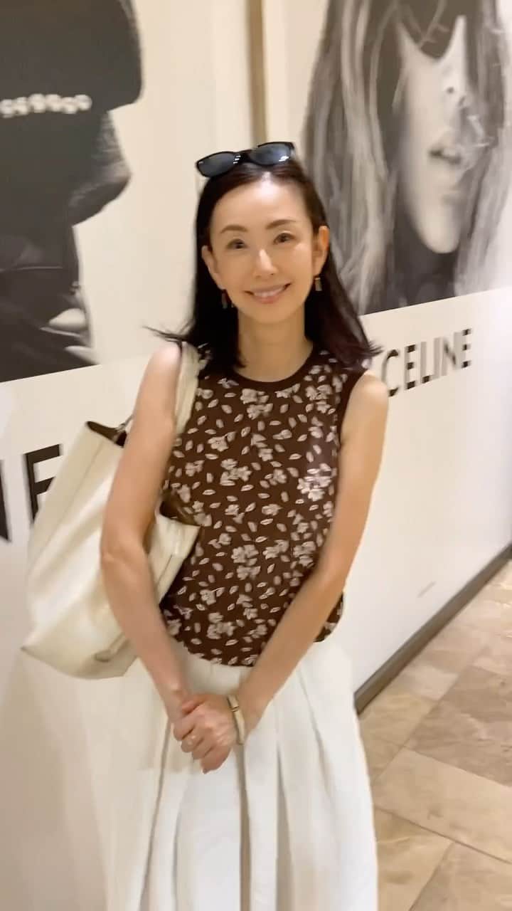 田村翔子のインスタグラム：「銀座三越はインバウンドでスゴい人でした！ この後は打ち合わせ。 1時間くらいかと思いきや、なんとあっという間に3時間も💦  #銀座#打ち合わせ#ginza#summerfashion#workfashion #夏コーデ#ライフスタイル#田村翔子」