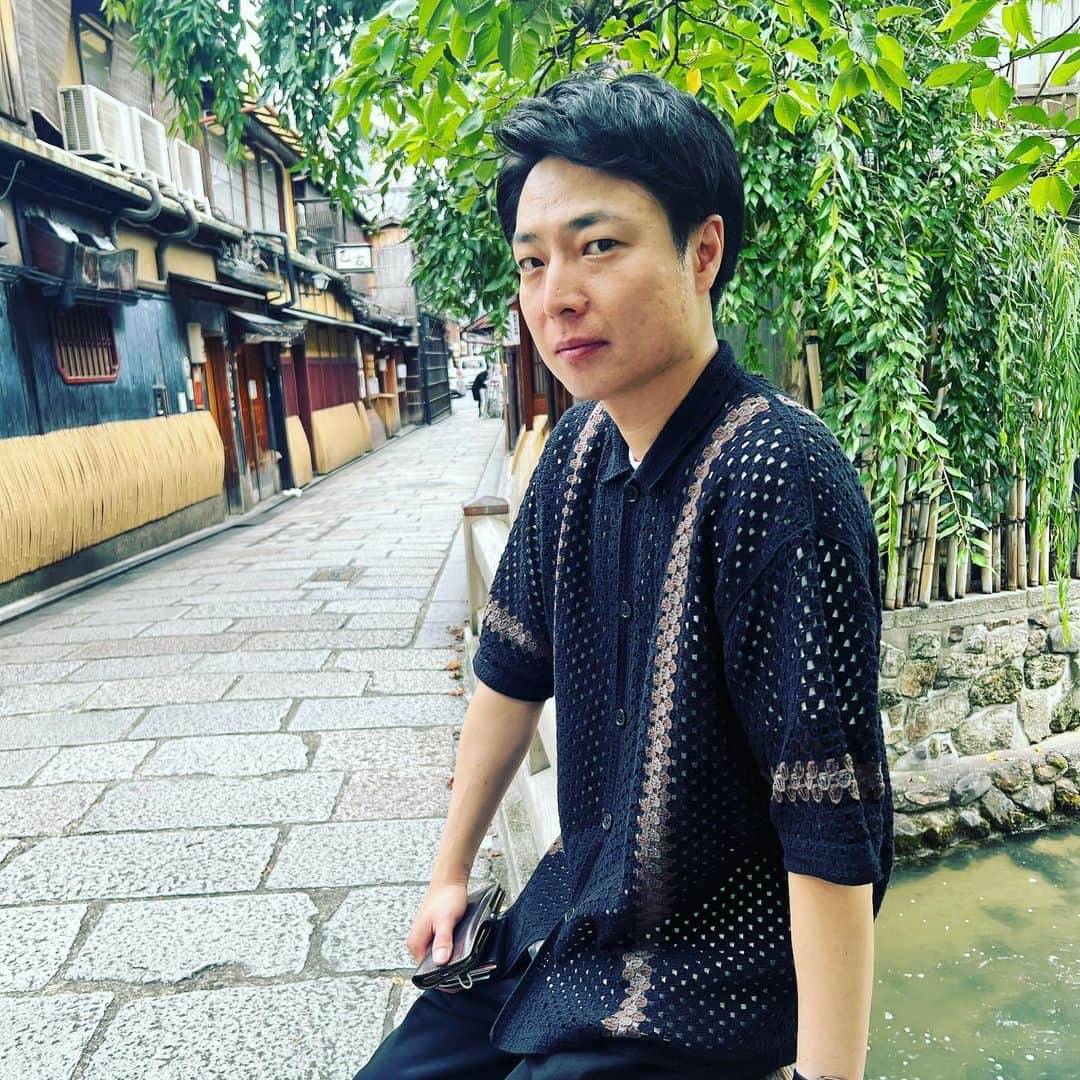 信濃岳夫のインスタグラム：「【緊急企画‼️】  色んな仕事の兼ね合いで、 ９月がなんと３週間ほど空いてますので、、 ここで‼️‼️‼️  ファイナンシャルプランナー芸人として皆さんの相談に個別で乗る企画を開催します🙌🙌🙌  つみたてNISAはじめたいとか、 保険の話聞きたいとか、 お金の貯め方教えて欲しいとか、  ちょっとでも話聞いてみたいなーって人はこの機会に是非是非ご応募ください🙆‍♀️✨  ABCラジオで毎週日曜日に12:30から 「得する日曜日 #トクニチ」という お金に関するラジオをやってる力を発揮する時が来ました📻  ちなみに参加費無料です！！！  なぜこんな企画をするかって！？？  答えは『暇だから‼️』です🤣🤣笑  参加したい方や質問ある方はコメントかDM下さい‼️  どしどし応募お待ちしてますー✨✨」