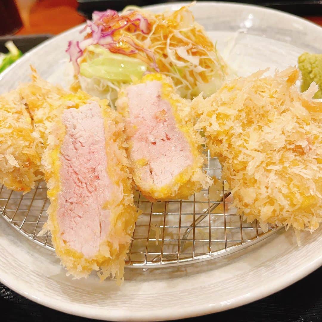 川田裕美のインスタグラム：「絶品とんかつ🥰  子供達もしっかり１人前食べるようになったら支払いも高くなるけど… そんな日が楽しみ！😋」