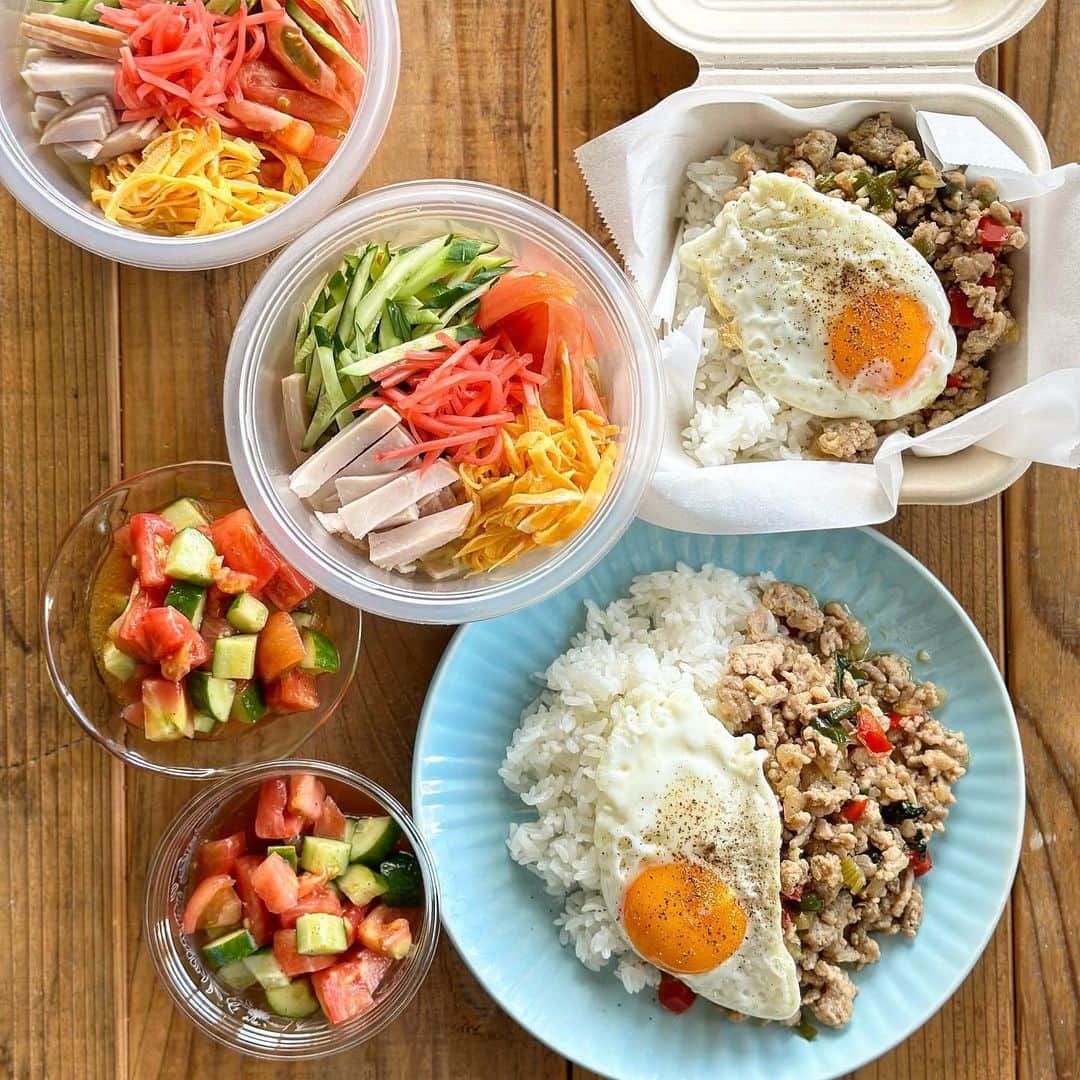 Atsukoのインスタグラム：「今日のお弁当と置きごはん 2023.08.22  ガパオライス トマトときゅうりのサラダ 冷やし中華  実家に冷やし中華。 私と娘はガパオライスで。  今日も暑いけど頑張ろ💪」