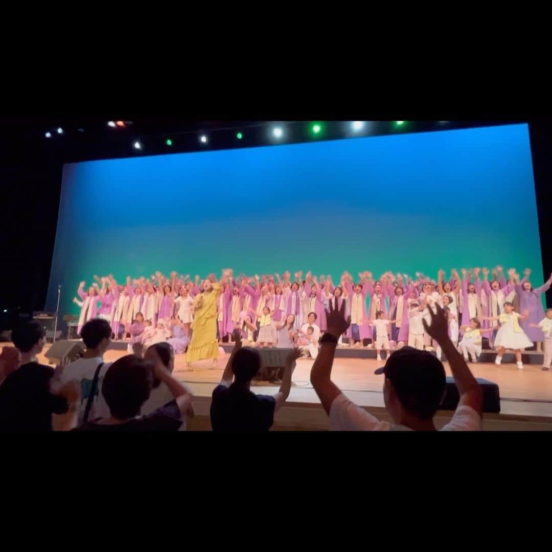 TiAのインスタグラム：「✨✨✨横濱ゴスペル祭✨✨✨2023 💜💛💜💛TiA's Choir💜💛💜💛  世界中に愛を届けよう！！ 合言葉は【Love ü.】です。 みんなで掲げた幸せを運ぶ黄色いタオル【Love ü.】💛 賛同してくれてありがとう！！ 最高な仲間ができて嬉しいです。  クワイアメンバーも観客のみなさまも愛が伝わっていたら嬉しいです。  TiA's Choirでは小学生までをエンジェルクワイアと呼んでいます。可愛い宝物。エンジェルクワイア素晴らしかった！ここにいるすべての子ども達の目に映った光景や体で感じたこの経験は、きっといつかなにかの形で心を強くしてくれるはずだと思うんです。子ども達のためにもより良い未来を作ってあげたい。😌💛💜💛💜  動画提供 @leahann0324 ちゃんママ」