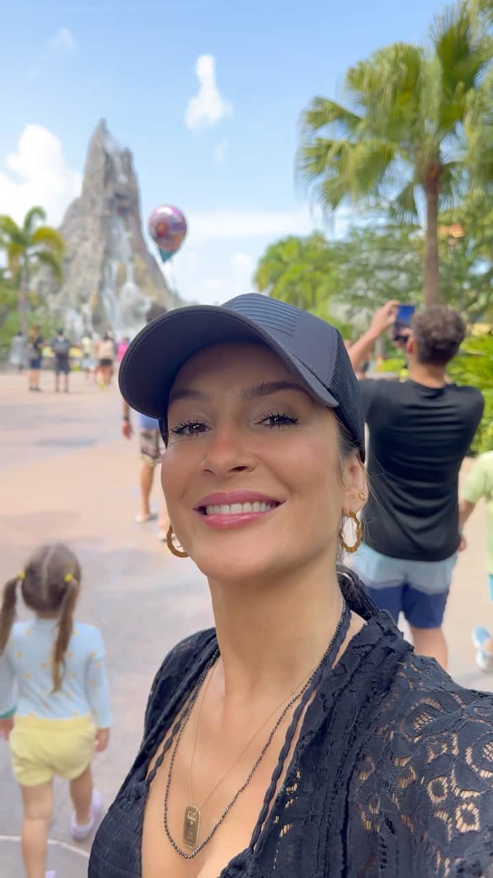 Claudia Leitteのインスタグラム：「Valeu, @universaldestinationsbrasil!! O @universalsvolcanobay é massa!  Todo mundo que vai pra Orlando tem que passar por lá, principalmente agora no verão americano. A aventura é garantida pra quem gosta de fortes emoções, mas dá pra relaxar um pouquinho da maratona que é passar o dia nos parques.  Ah, também valeu muito à pena ficar num hotel no centro de tudo. Fica a dica! Mas, isso é papo pra outro reels, depois eu volto pra contar. Minhas férias estão acabando e eu quero aproveitar mais! ;)  Bebela tá crescendo muito rápido 🥹 Ela tá tão feliz com tanta celebração! 🥰」