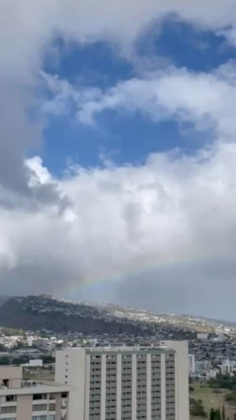 伊東美咲のインスタグラム：「#ハワイ #虹 #快晴 #Hawaii #ロイヤルハワイアン  ハワイの朝です。おはようございます。今日は朝からコオラウ山脈にかかる大きな虹がでました。気持ちの一日の良いスタートです。」