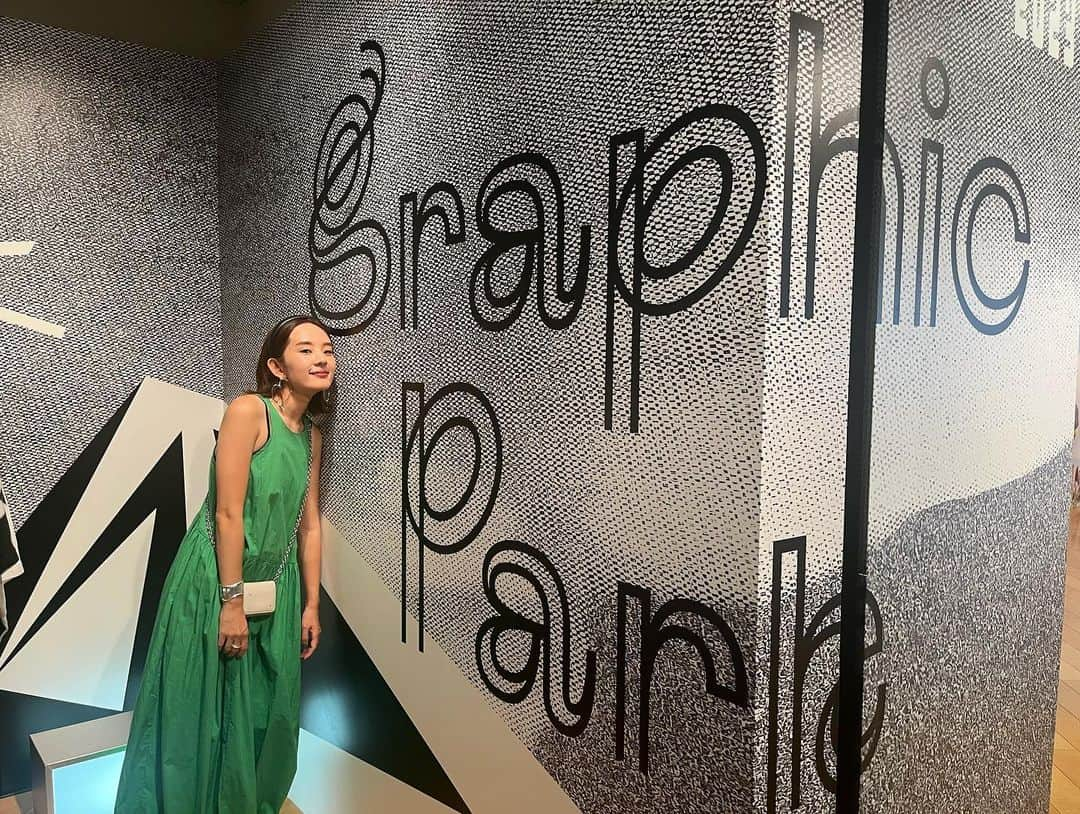 HALCALIさんのインスタグラム写真 - (HALCALIInstagram)「KOICHI KOSUGI Exhibition Graphic Park @ginzagraphicgallery   8/21、最終日行ってきました🌱行くたびに子供達が楽しんでる写真はいっぱい撮ってたけど、はじめて私も各スポットで写真を撮ってみた🤭たまたま在廊していた夫と夫婦で写真撮れたのも嬉しかった💚graphic parkの床の草に合わせてグリーンのワンピで行ってみたよ😁🦕🌱 会期中足を運んでいただいた皆様、ありがとうございました🫶🏻 #graphicpark」8月23日 9時36分 - yucali_halcali