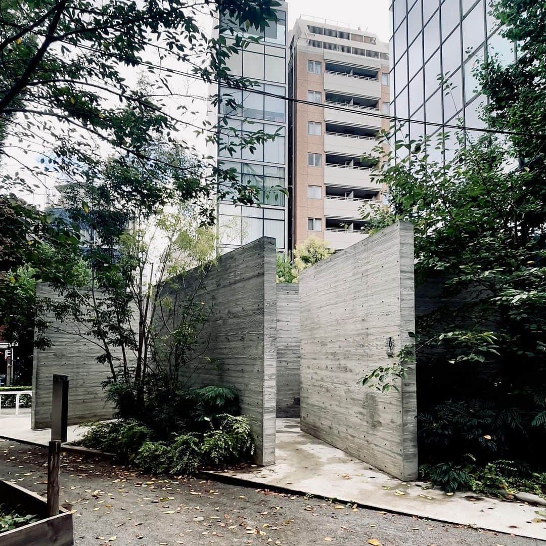 片山正通さんのインスタグラム写真 - (片山正通Instagram)「車で恵比寿を通過中に用を足したくなり、WONDERWALLでデザインさせて頂いた“ THE TOKYO TOILET ” プロジェクトの恵比寿公園トイレに立ち寄る。良い感じで地味に存在してます。周りの樹木が生い茂って来たらもっともっと、ここの空気感にエイジングされて行く事でしょう！ @ 恵比寿  While driving through Ebisu, I needed to do my business, so I stopped by the Ebisu Park restroom of "THE TOKYO TOILET" project, which was designed by WONDERWALL.  It is a nice and settle existence. When the surrounding trees grow thick, it will be aged more and more with the atmosphere of this place! @ Ebisu」8月23日 9時48分 - masamichi_katayama