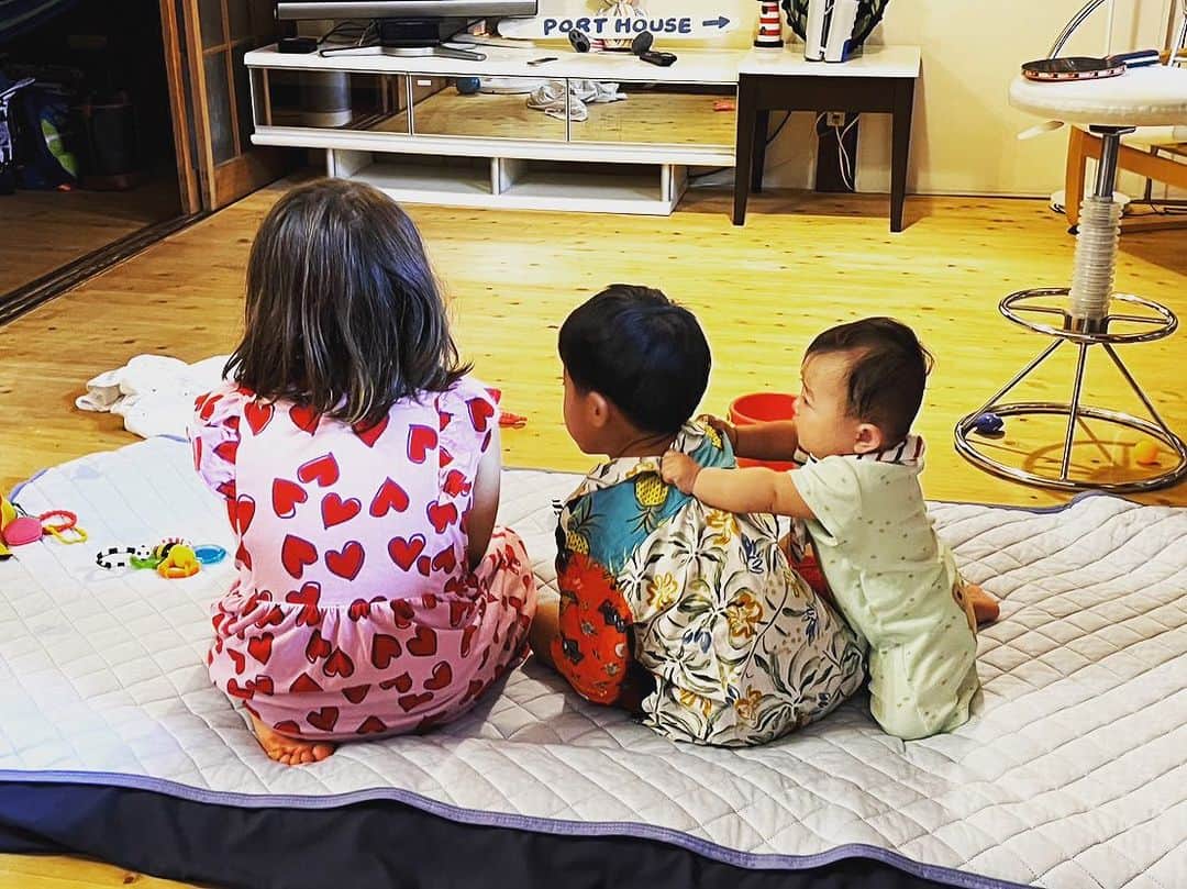 福原美穂のインスタグラム：「lately kids kids kids kids kids hot hot hot hot hot hot sweat sweat sweat sweat sunburn sunburn sunburn そんな夏です。  春に立ち上げたオルタナティブスクール　@umikaze_sotobo SOTOBOコミュニティスクールのサマースクールで活躍してます。 音楽やるのって案外イージーだなって感じたり。 子供たちの発見を毎日目の当たりにしてマジで感動してます。  昨日各所発表になりましたが、15周年ソールドアウト、ありがとうございます！ そして11月18日ビルボードにて追加公演発表！ ぜひあいにきてね❤️  #summer2023」