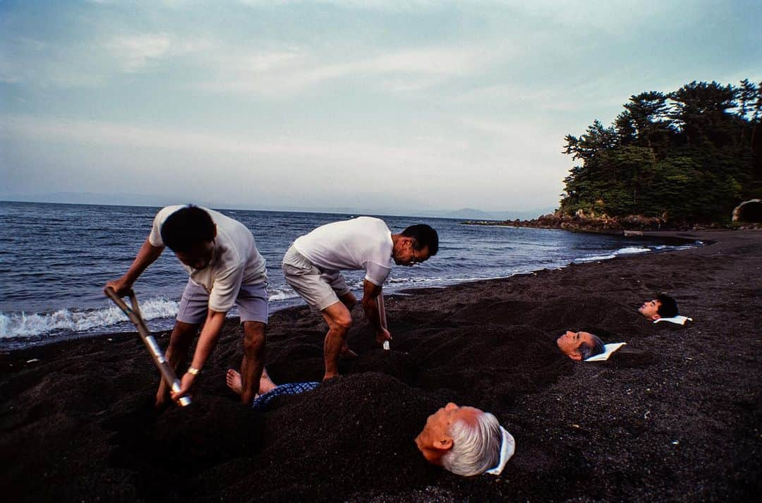 Michael Yamashitaさんのインスタグラム写真 - (Michael YamashitaInstagram)「Japanese call it suna-mushi or sand bathing, a tradition that’s gone on here in the town of Ibusuki on Kagoshima Bay for more than 300 years. Bathers with assistance from attendants bury their bodies with the naturally warm (50-55°C) healing sands heated from nearby volcanoes, then steam as long as they can stand it. I lasted for 20 minutes. It is said to be good for whatever ails you.  #Ibusuki #Kagoshima #Japan #onsen #sandbath #hotspring」8月23日 9時57分 - yamashitaphoto