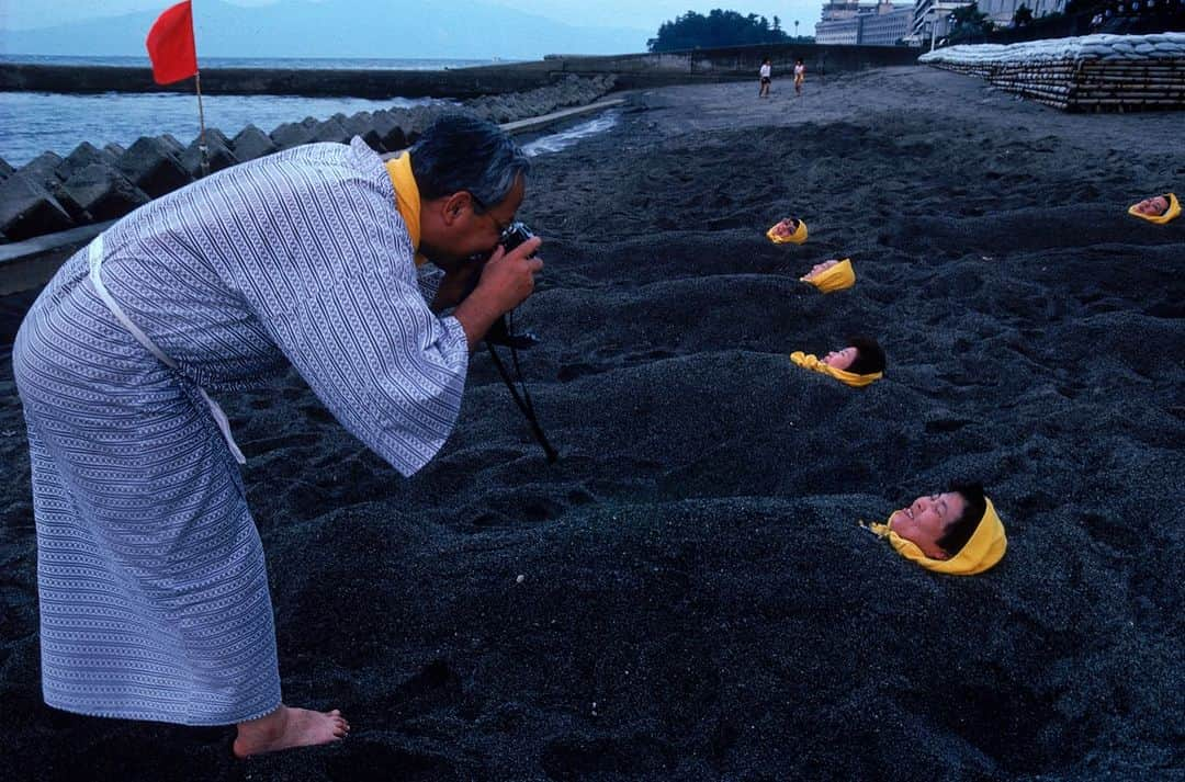 Michael Yamashitaさんのインスタグラム写真 - (Michael YamashitaInstagram)「Japanese call it suna-mushi or sand bathing, a tradition that’s gone on here in the town of Ibusuki on Kagoshima Bay for more than 300 years. Bathers with assistance from attendants bury their bodies with the naturally warm (50-55°C) healing sands heated from nearby volcanoes, then steam as long as they can stand it. I lasted for 20 minutes. It is said to be good for whatever ails you.  #Ibusuki #Kagoshima #Japan #onsen #sandbath #hotspring」8月23日 9時57分 - yamashitaphoto