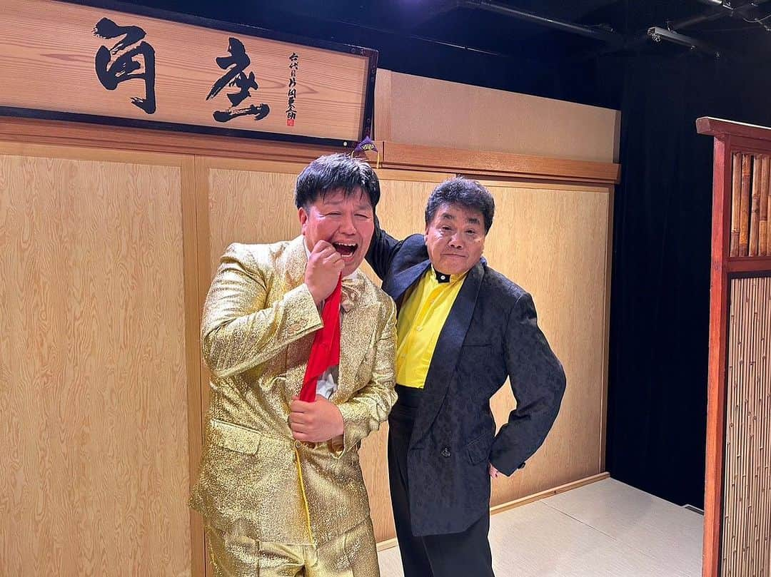 西井隆詞さんのインスタグラム写真 - (西井隆詞Instagram)「横山ひろし師匠 芸歴55年記念寄席の 口上の時のええ写真頂きました😁 ひろし師匠スーツの殺すぞの 貼るヤツ無くしたみたいで 殺すぞがない…殺すぞがないんや…殺すぞが…と めちゃくちゃ物騒なこと 楽屋で言ってて笑いました  #横山ひろし 師匠 #芸歴55年記念寄席 #鰻谷寄席 #横山ひろしけいこ #春けいこ ねえさん #酒井とおる 師匠 #シンデレラエキスプレス  #ラジバンダリ西井 #横山たかしひろし #殺すぞがない #無くした #daihatsu心斎橋角座  #松竹芸能」8月23日 9時51分 - razibandari