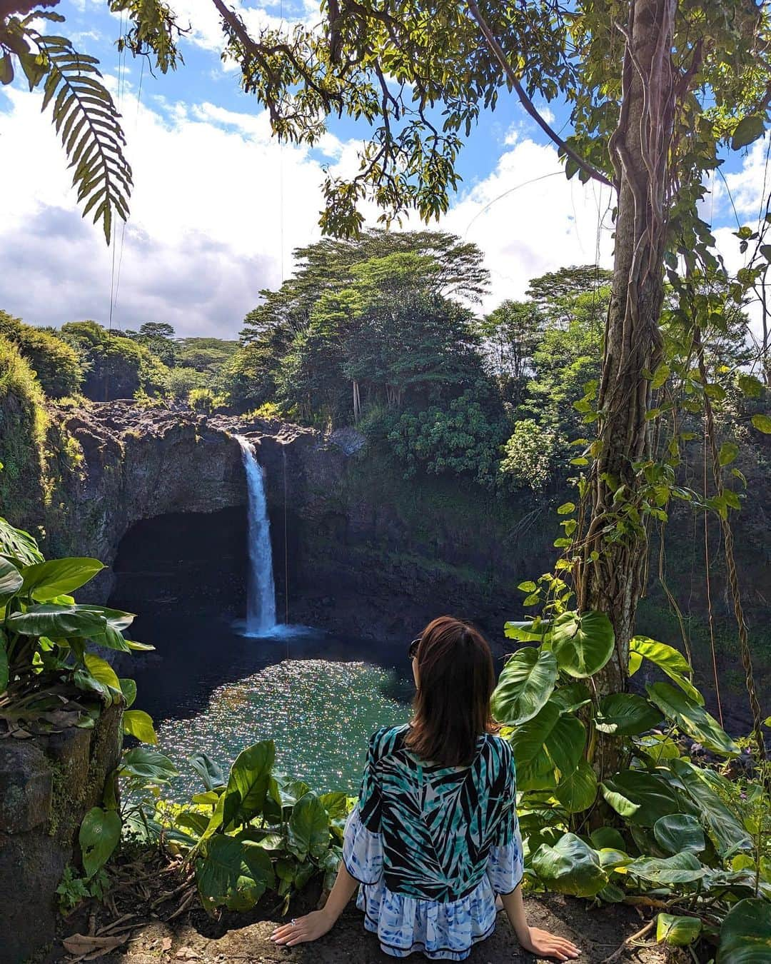 安岡あゆみさんのインスタグラム写真 - (安岡あゆみInstagram)「. in Big Island🏝️ 初のハワイ島へ！ ハワイ諸島の中でも最も新しく広大で自然いっぱいの島🌿 Rainbow Falls（レインボーの滝）はお昼過ぎ行ったので残念ながら虹はかからなかったのですが、強いパワーを感じたので早速待ち受けに📱 ビックアイランドキャンディでお土産を買ったり、溶岩トンネル、ハレマウマウ火口、溶岩台地などの名所を色々と廻り半日で十分ハワイ島を満喫できました🚗 @hawaiinatureschool さんお世話になりました🙏🏻 担当してくださったシンさんは優しくて面白くてお写真も上手で大満足☺️ . . #hawaii #hawaiitrip #bigisland #bigislandcandies #rainbowfalls #ayumi_y_travel #ハワイ #ハワイ旅行 #ハワイ島 #ハワイ島旅行 #レインボーの滝 #ビッグアイランド #ビッグアイランドキャンディーズ」8月23日 9時51分 - ayumi_yasuoka