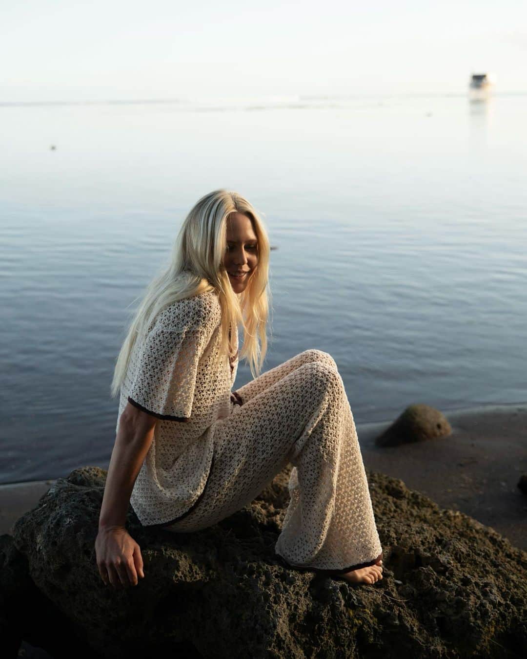 ローラ・エンバーのインスタグラム：「Sweet afternoons at the end of the road 🐚 @be_ryder x @billabong_womens_australia」