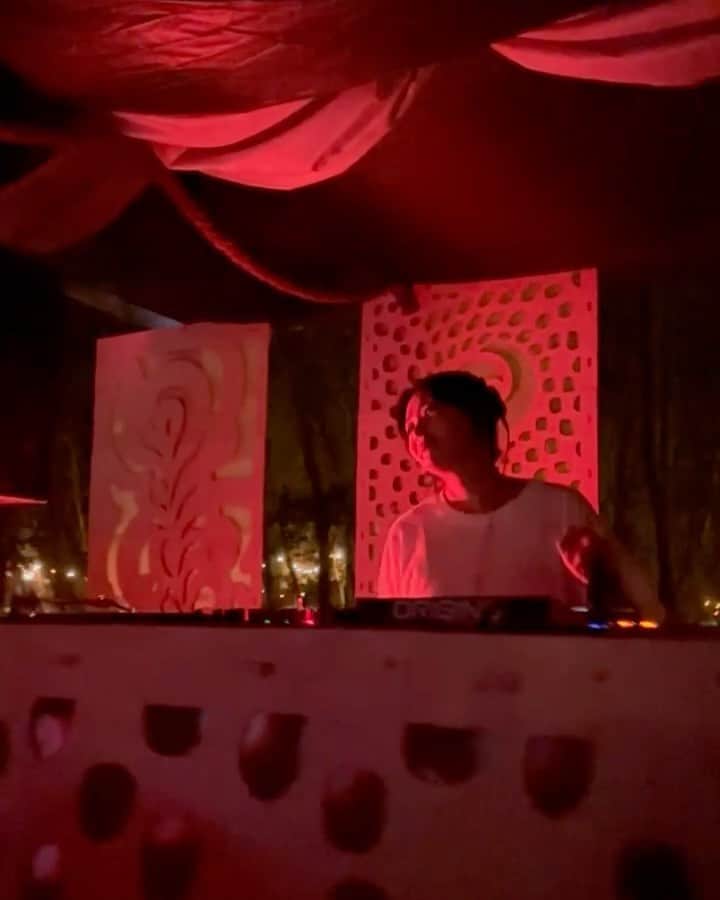 KanaKatanaのインスタグラム：「Idk where to start… but @3so.island.festival was one of the most extraordinary intimate festivals. I was given the slot to play for 4hs on Saturday night, went in between different sounds in one set which is my favorite, ppl from the crowd, other amazing artists and came up and told me they had fun because it was so amazing, I was quite overwhelmed for gratitude 🥹 thanks to everyone who was there🙏🏼  This is my first time in Romania and before I came to 3SO I heard interesting things, and I felt it. met many people inspired the moment popped out of nowhere (to my manifesting table i sat alone many times) to give me the energy to reflect on myself & feel the connections, some were not that comfortable but as soon as I felt those, something explained to me, my original track just finished & first time playing out in this set is the mantra (track called the mountain. slide 2 & 3)🏔️ What a trip 🧠 it’s the consonance and dissonance that makes ppl feel something and that’s not just about music.   SP Thank you @constantin_3so for being the best sweetest host, @trevordeanphotos for always being there, @enzomuro for our second music field trip in Europe from LA together. so many people to mention and you know who you are. thanks for sharing the moments with me. I’m really happy that I came. Thanks, everyone until next time😘 I woke up at a weird hour and making the post but I’ll post more photos and videos soon xx」