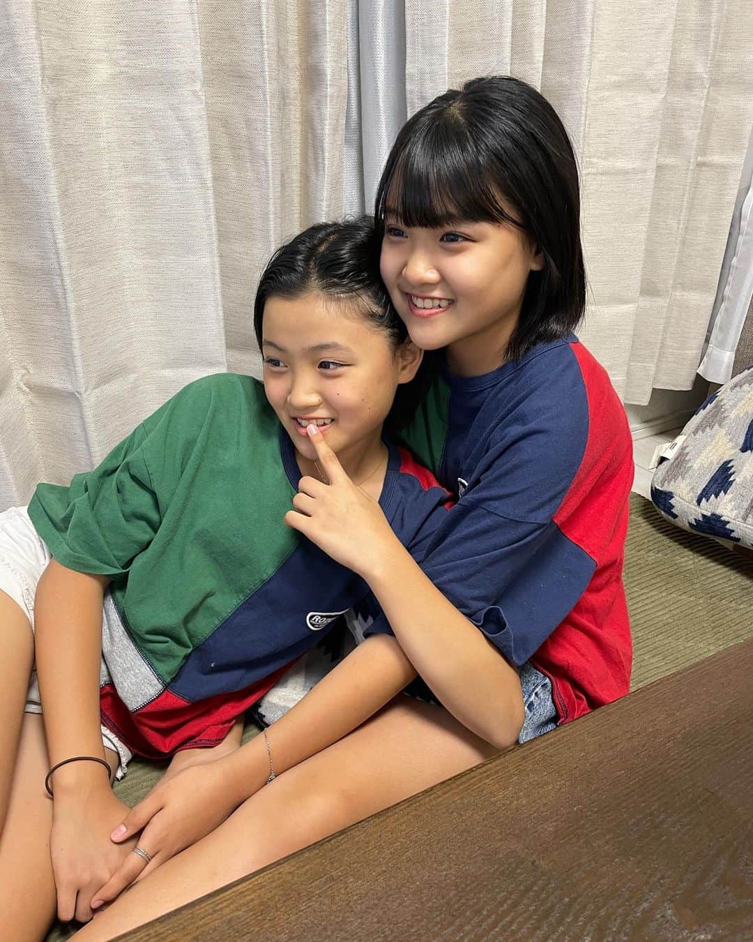 atukiyoのインスタグラム：「パッて見たらベタベタしながらろこまこあこチャンネル見てた（笑）  いよいよ明日は突破ライブ‼️ 待ってるよー！  _ _ _ _ _ _ _ _ _ _ _ _ _ _ _ _ _   ◽️YouTube◽️ ろこまこあこチャンネル ▶︎夏休み毎日投稿中  ろこチャンネル ▶︎木曜日　17時〜  ライブ配信 ▶︎毎日投稿中お休み  ◽️TikTok◽️ ろこまこあこ ▶︎ atukiyo0311 ろこ（母管理）▶︎ rocoz.0517rma  ◽️Instagram◽️ ろこ（母管理）▶︎ @rocoroco0517 まこ（母管理）▶︎ @macomacomacorun  あこ（母管理）▶︎ @acoacoaconz  _ _ _ _ _ _ _ _ _ _ _ _ _ _ _ _ _ _  #kidsfashion#三姉妹#youtube#youtuber#ろこまこあこ#キッズコーデ#小学生コーデ#jc2#js6#twins#双子#コーデ#kids」
