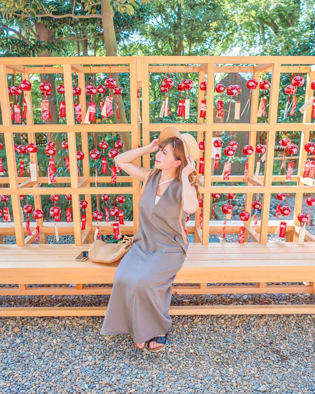 Kahoさんのインスタグラム写真 - (KahoInstagram)「. . 夏のプチおでかけで 風鈴が飾られてる神社へ⛩🎐  風鈴の音って涼しく感じるし、 日本の夏!って感じがしていいよね☺️✨  この日にきてたワンピースは これからの時期もばっちり着れそうだから 参考になればと思って着回しコーデも 撮ってみたよ🤔❤️  ポケット付きで便利なのも嬉しいポイント🥰  合わせるものによってオールシーズン 着れそうでおすすめです☺️🫶  @classicalelf_official  ポケット付Vネックワンピース モカ、Mサイズ #クラシカルエルフ #classicalelf #エルフコーデ #タイアップ #uniqlo #gu #zara #ユニクロ #ジーユー #ザラ #zozo #zozotown #zozo購入品 #zozotown購入品 #ワンピース #Vネック #スリット #プチプラ #プチプラコーデ #着回しコーデ」8月23日 10時00分 - kah05disney
